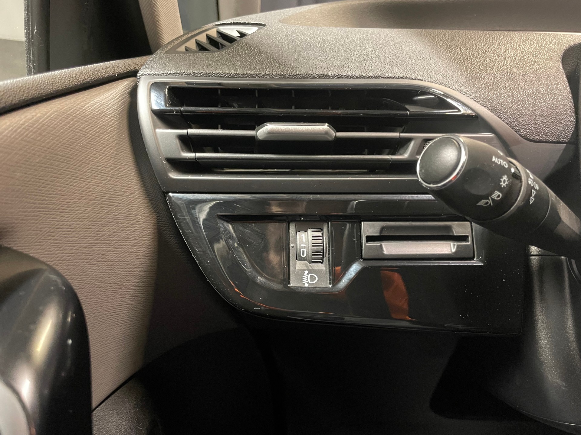 CITROEN C4 Picasso 1.6i 16V THP Feel Edition EAT6(6)(M)-image-9