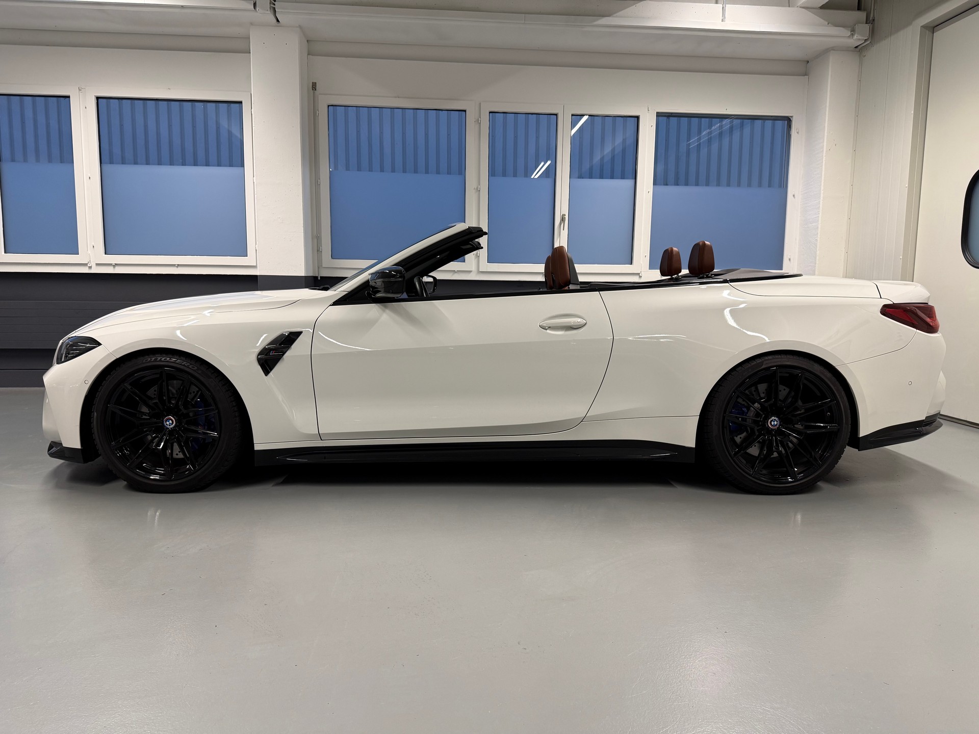 BMW M4 Cabrio Competition M xDrive-image-2