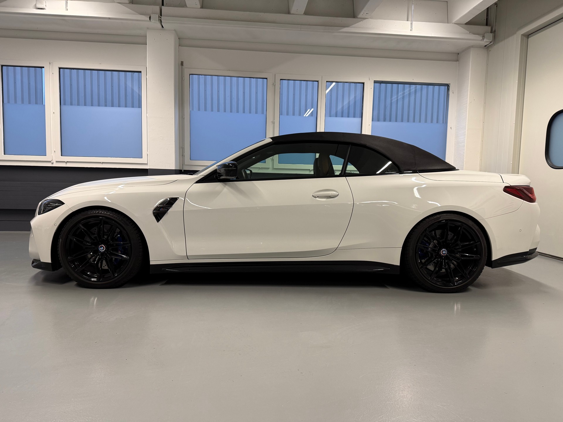 BMW M4 Cabrio Competition M xDrive-image-8