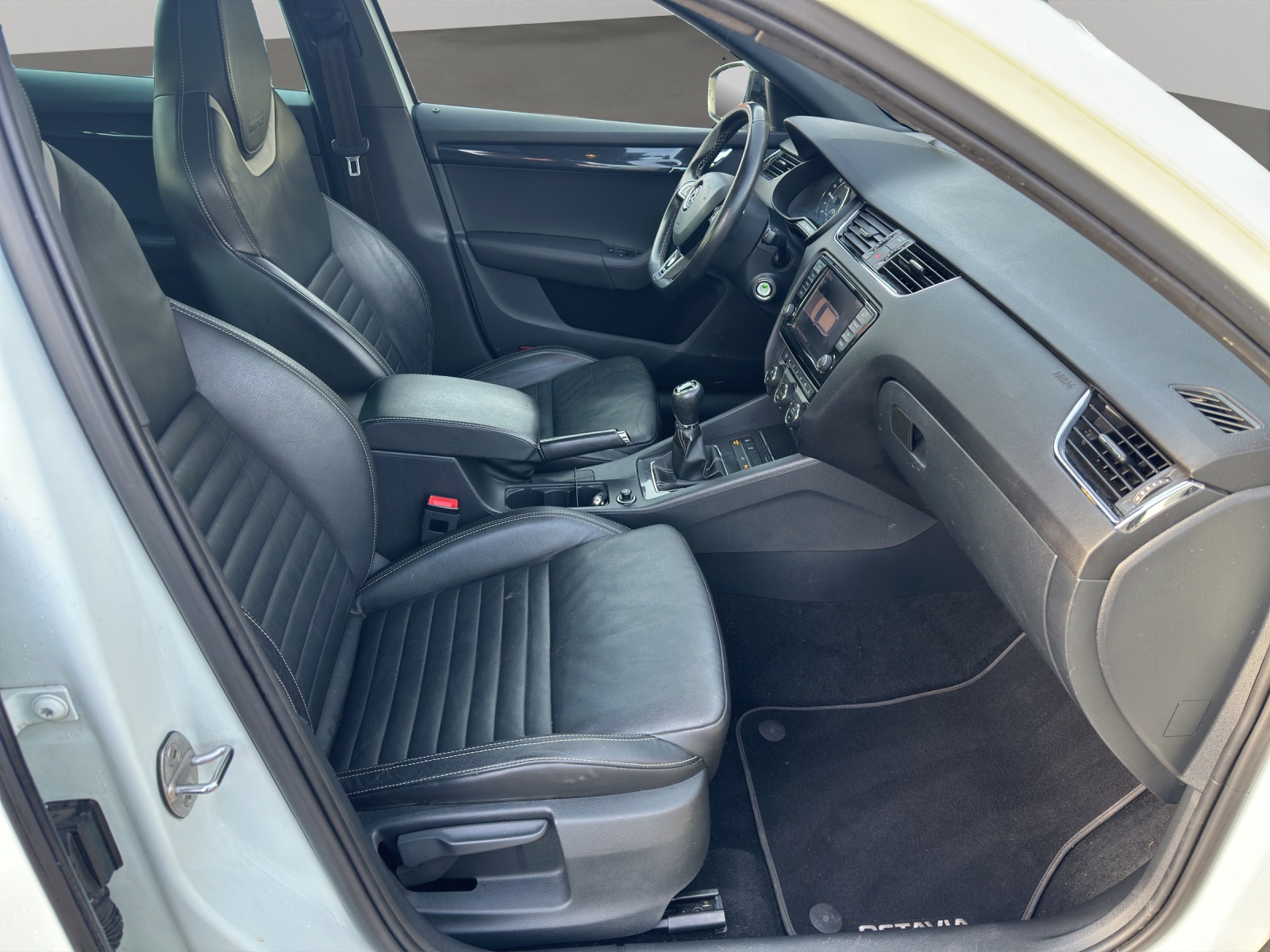 SKODA Octavia Combi 2.0 TDI RS-image-8