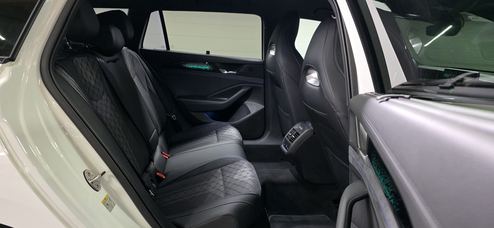 VW Passat Variant 2.0 TDI evo R-Line 4 Motion DSG *Massagefunktion*AHK*Lenkradheizung*Standklimatisierung*360°Kamera*ACC*-image-27