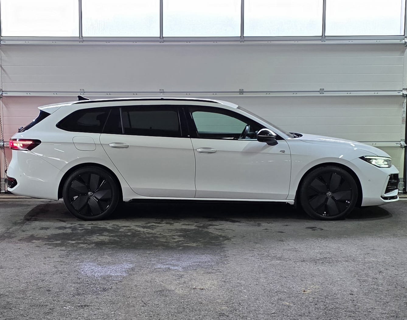 VW Passat Variant 2.0 TDI evo R-Line 4 Motion DSG *Massagefunktion*AHK*Lenkradheizung*Standklimatisierung*360°Kamera*ACC*-image-5