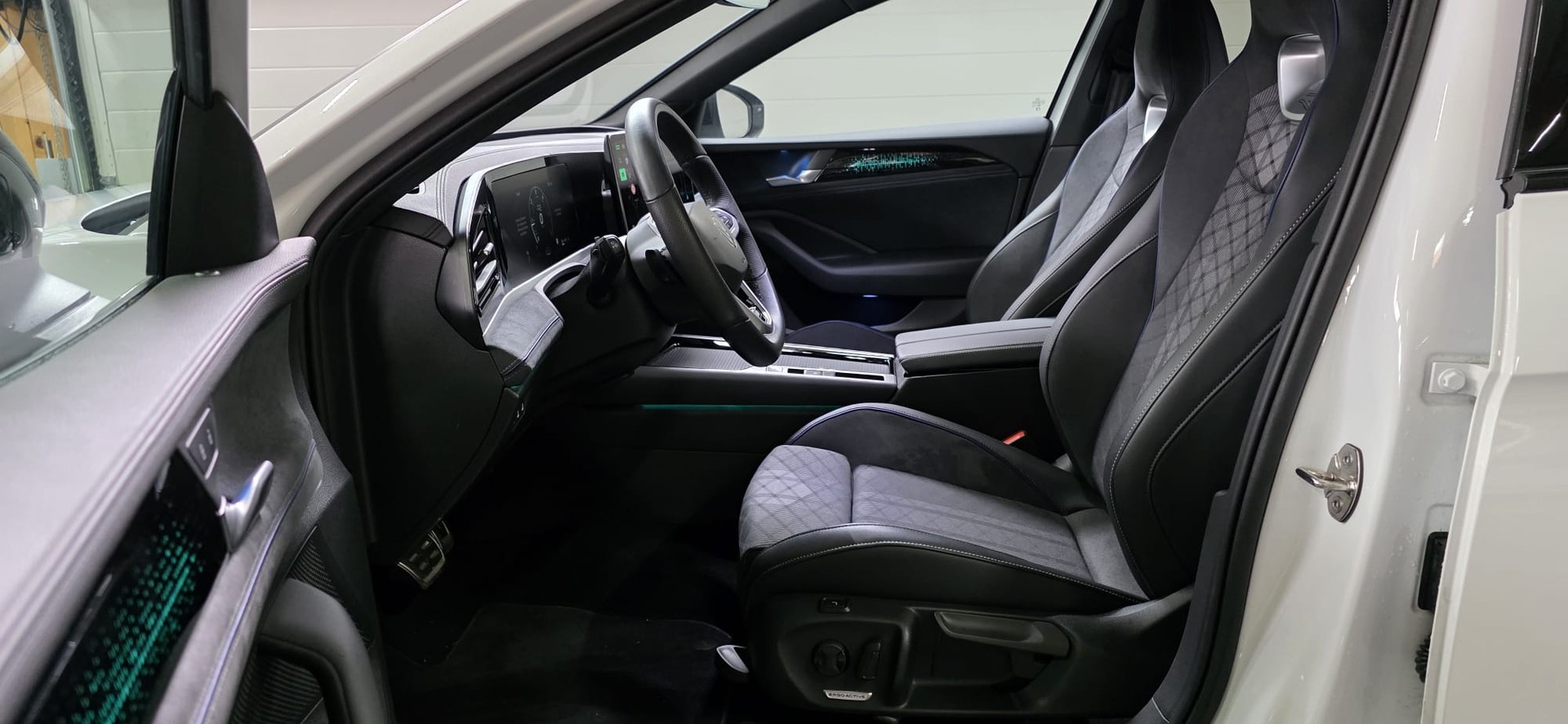 VW Passat Variant 2.0 TDI evo R-Line 4 Motion DSG *Massagefunktion*AHK*Lenkradheizung*Standklimatisierung*360°Kamera*ACC*-image-8