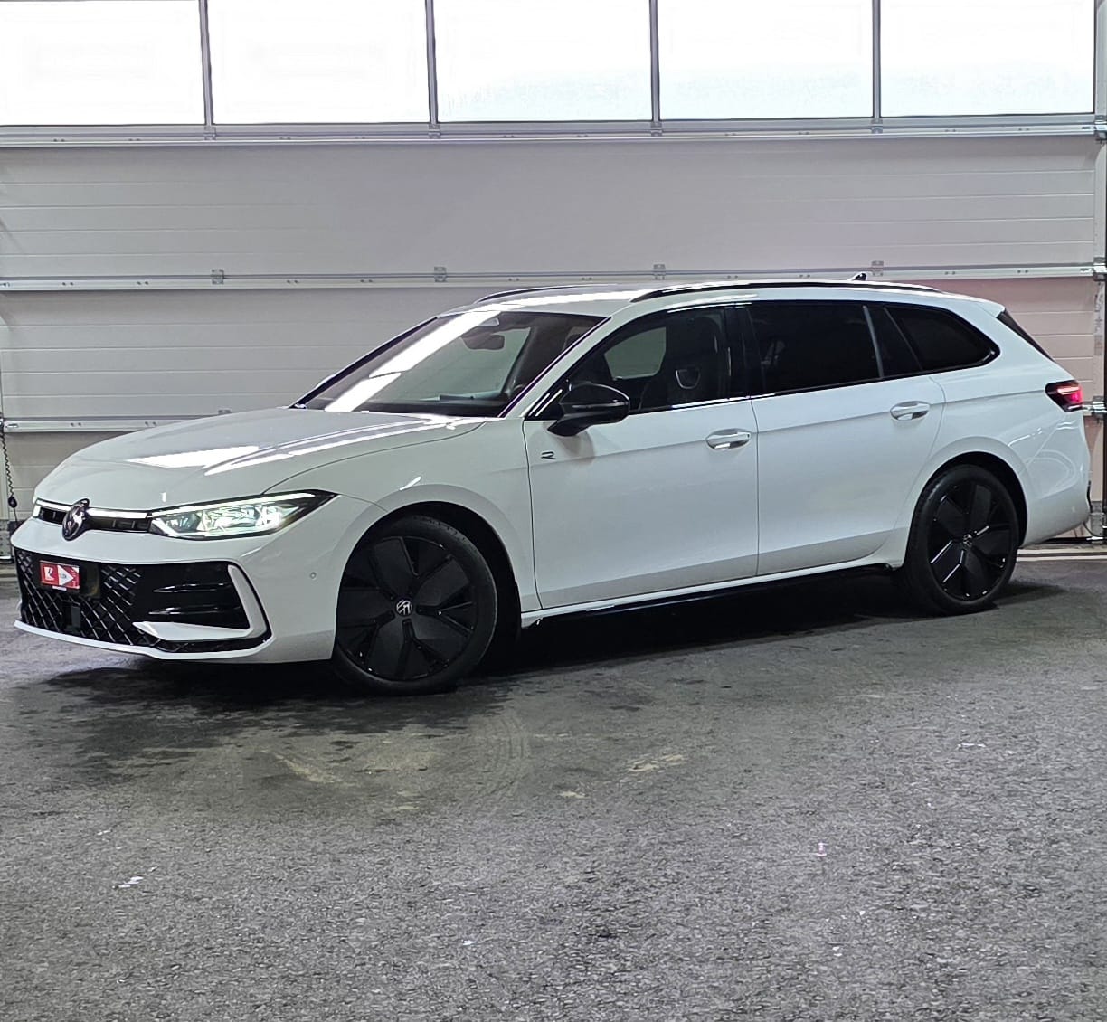VW Passat Variant 2.0 TDI evo R-Line 4 Motion DSG *Massagefunktion*AHK*Lenkradheizung*Standklimatisierung*360°Kamera*ACC*-image-0