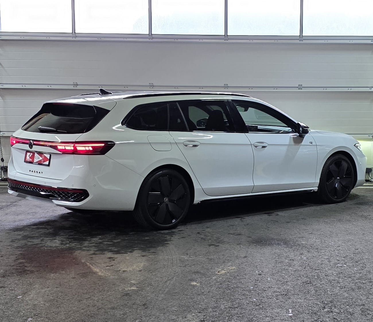 VW Passat Variant 2.0 TDI evo R-Line 4 Motion DSG *Massagefunktion*AHK*Lenkradheizung*Standklimatisierung*360°Kamera*ACC*-image-4