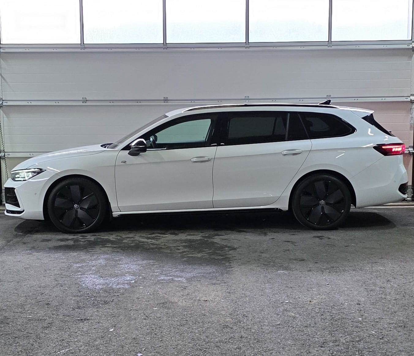 VW Passat Variant 2.0 TDI evo R-Line 4 Motion DSG *Massagefunktion*AHK*Lenkradheizung*Standklimatisierung*360°Kamera*ACC*-image-1