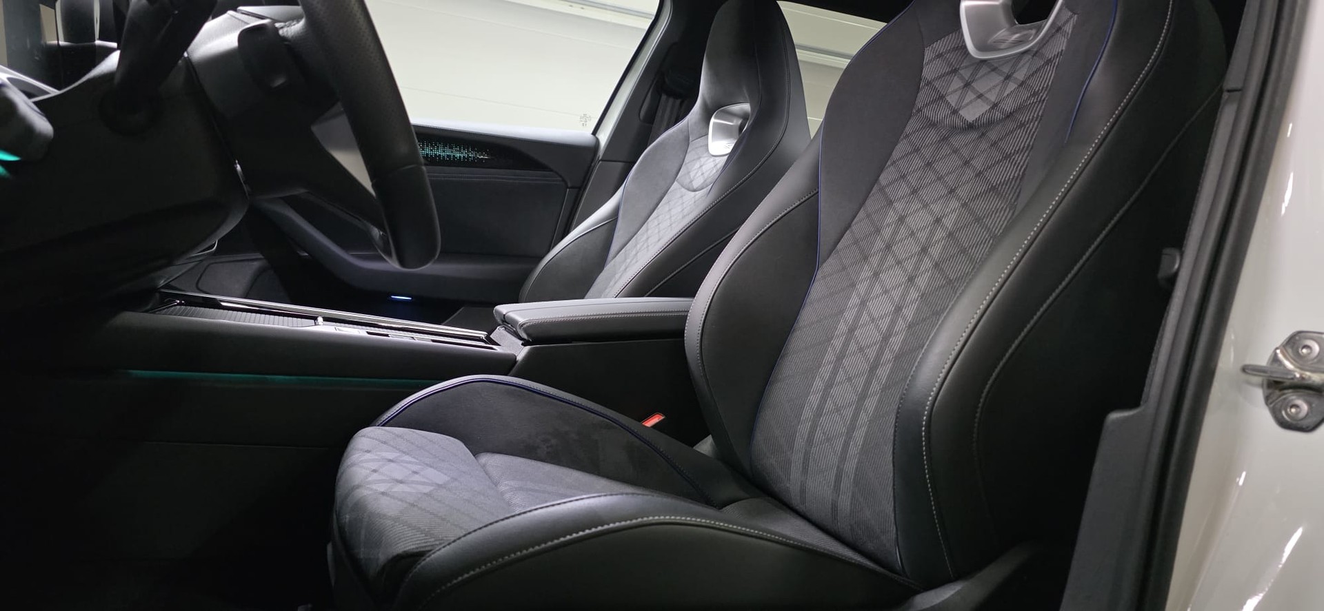 VW Passat Variant 2.0 TDI evo R-Line 4 Motion DSG *Massagefunktion*AHK*Lenkradheizung*Standklimatisierung*360°Kamera*ACC*-image-9