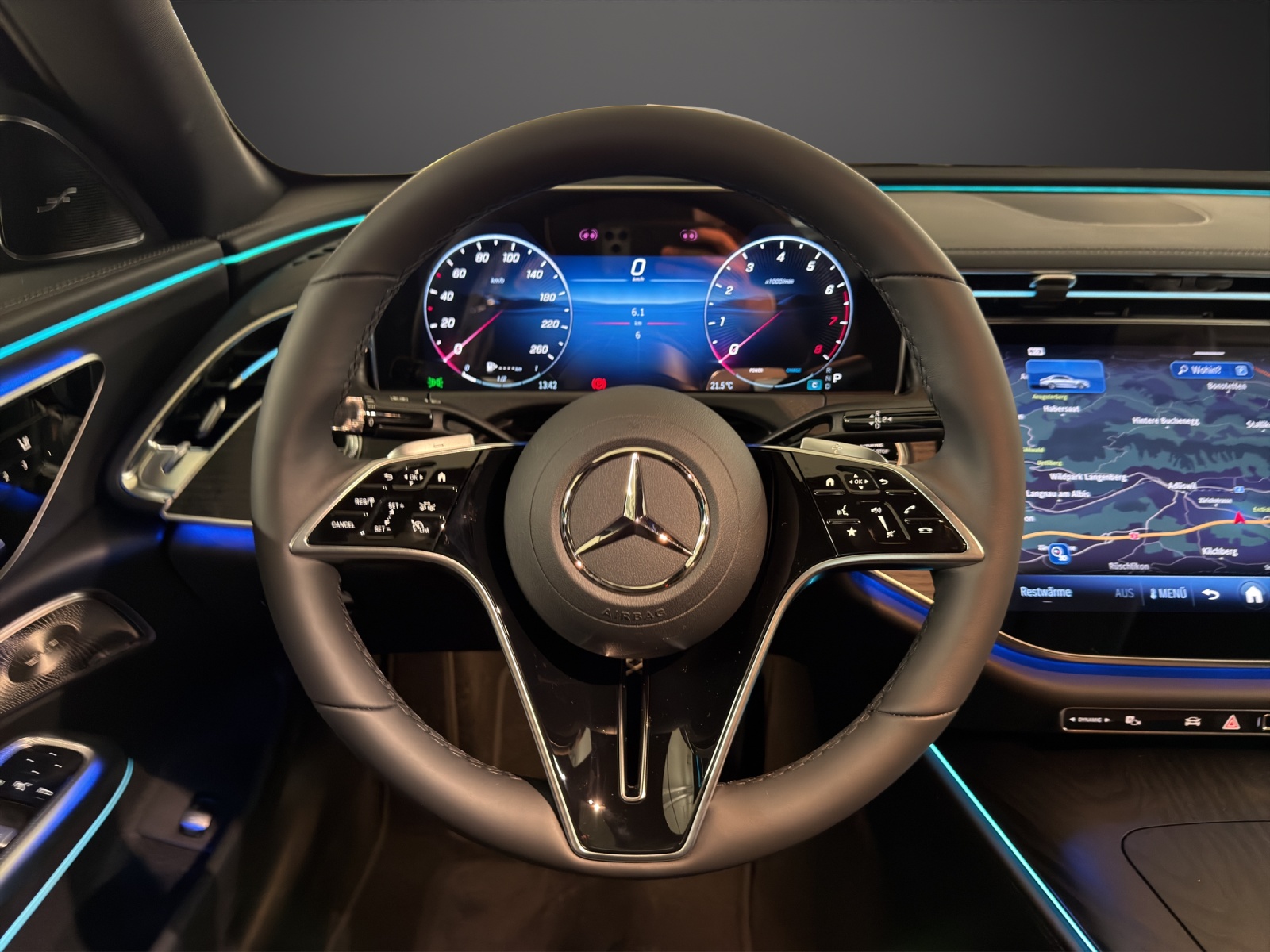 MERCEDES-BENZ E 200 4MATIC Limousine-image-9