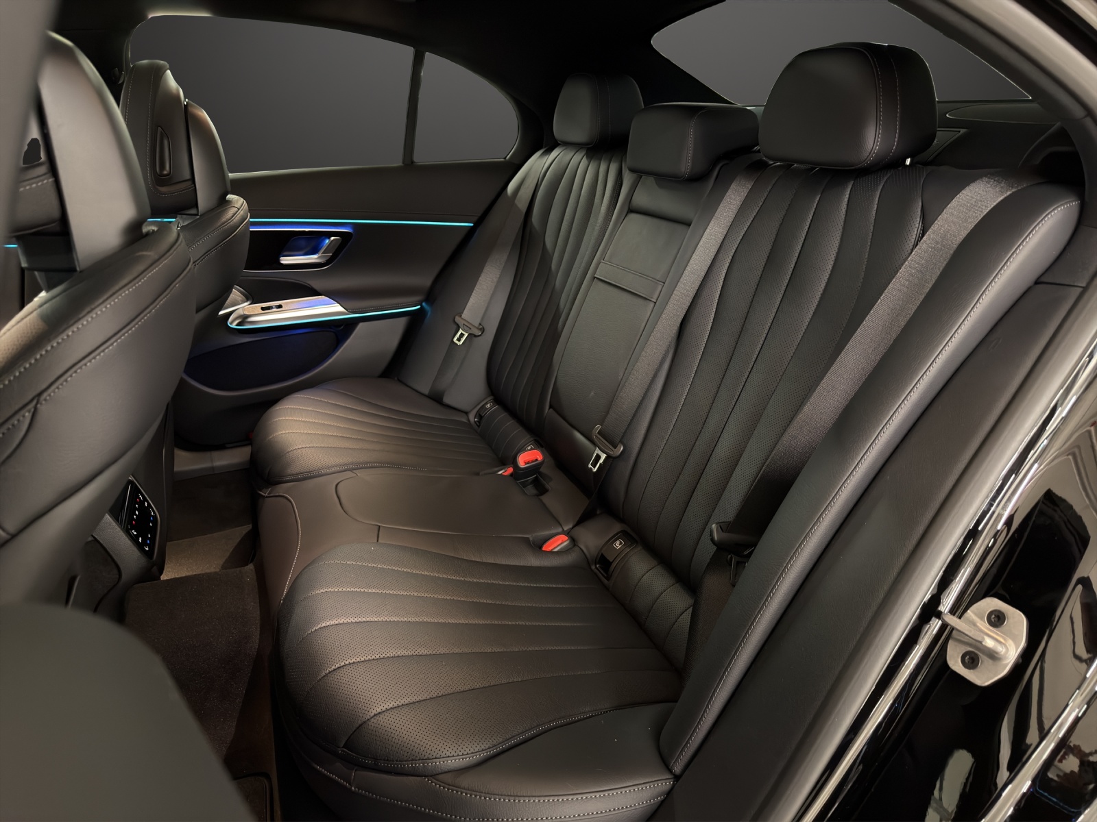 MERCEDES-BENZ E 200 4MATIC Limousine-image-13