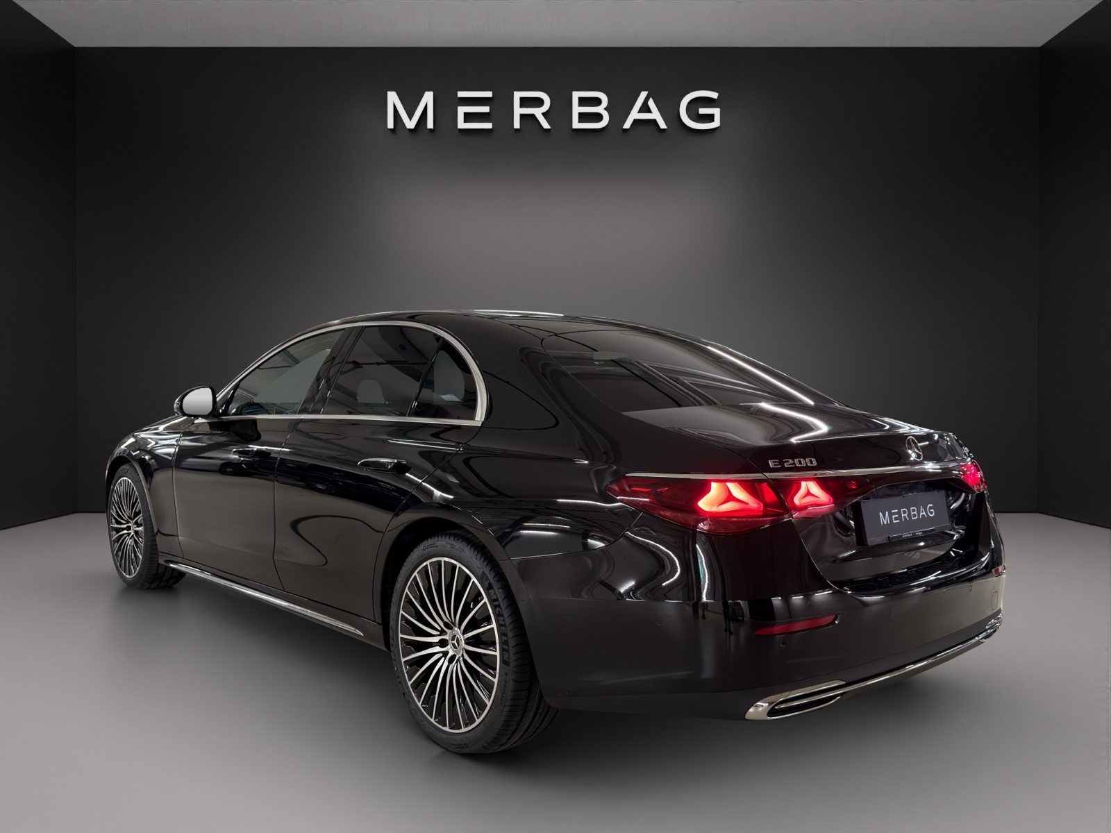 MERCEDES-BENZ E 200 4MATIC Limousine-image-4