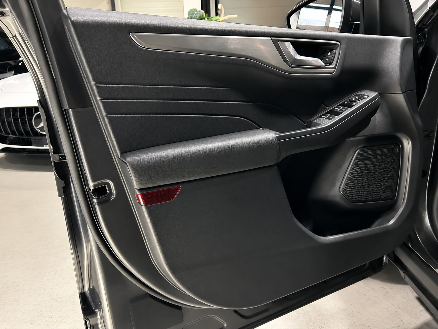 FORD Kuga 2.5 Hybrid Titanium X 4x4-image-15