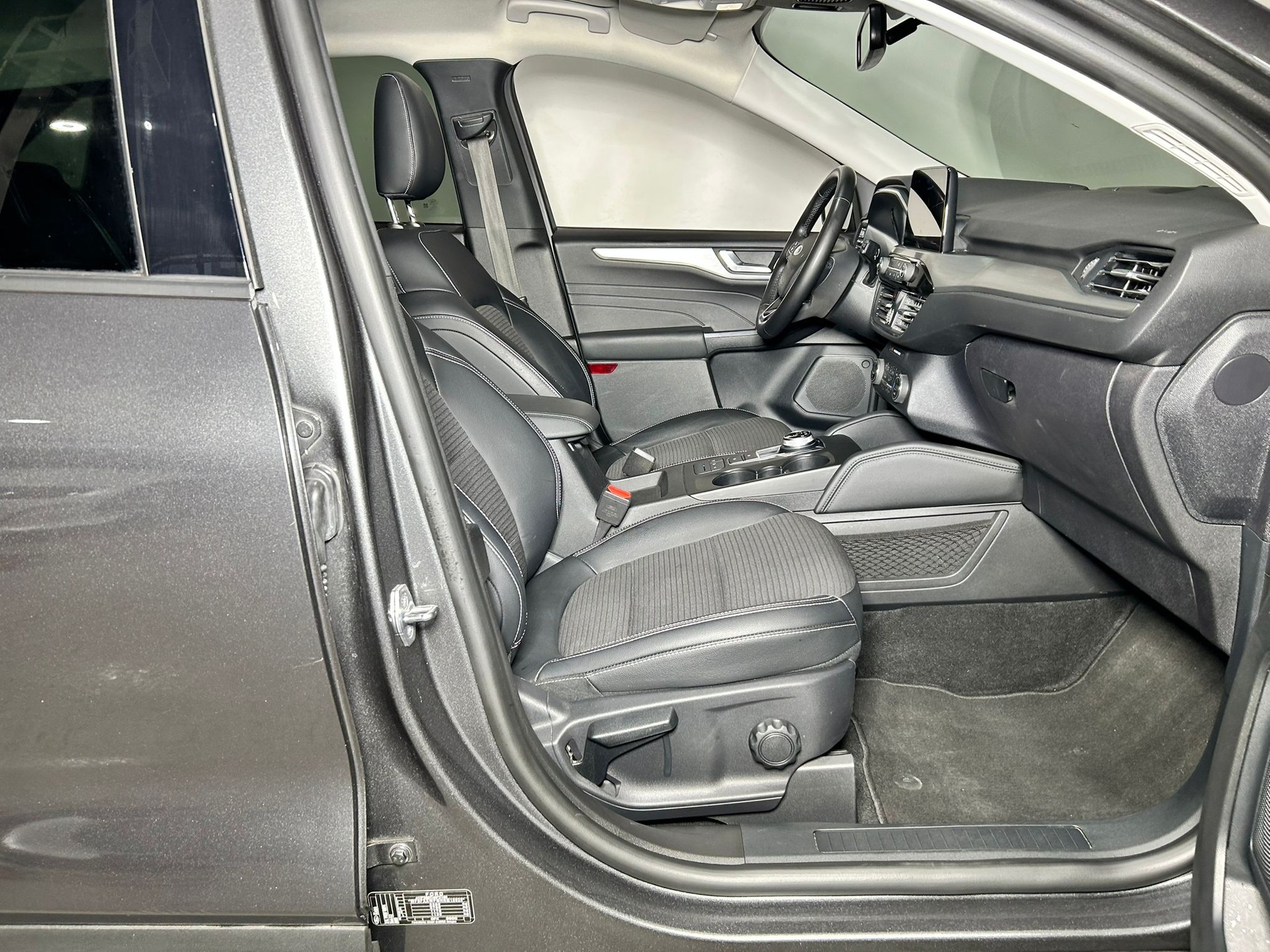 FORD Kuga 2.5 Hybrid Titanium X 4x4-image-12