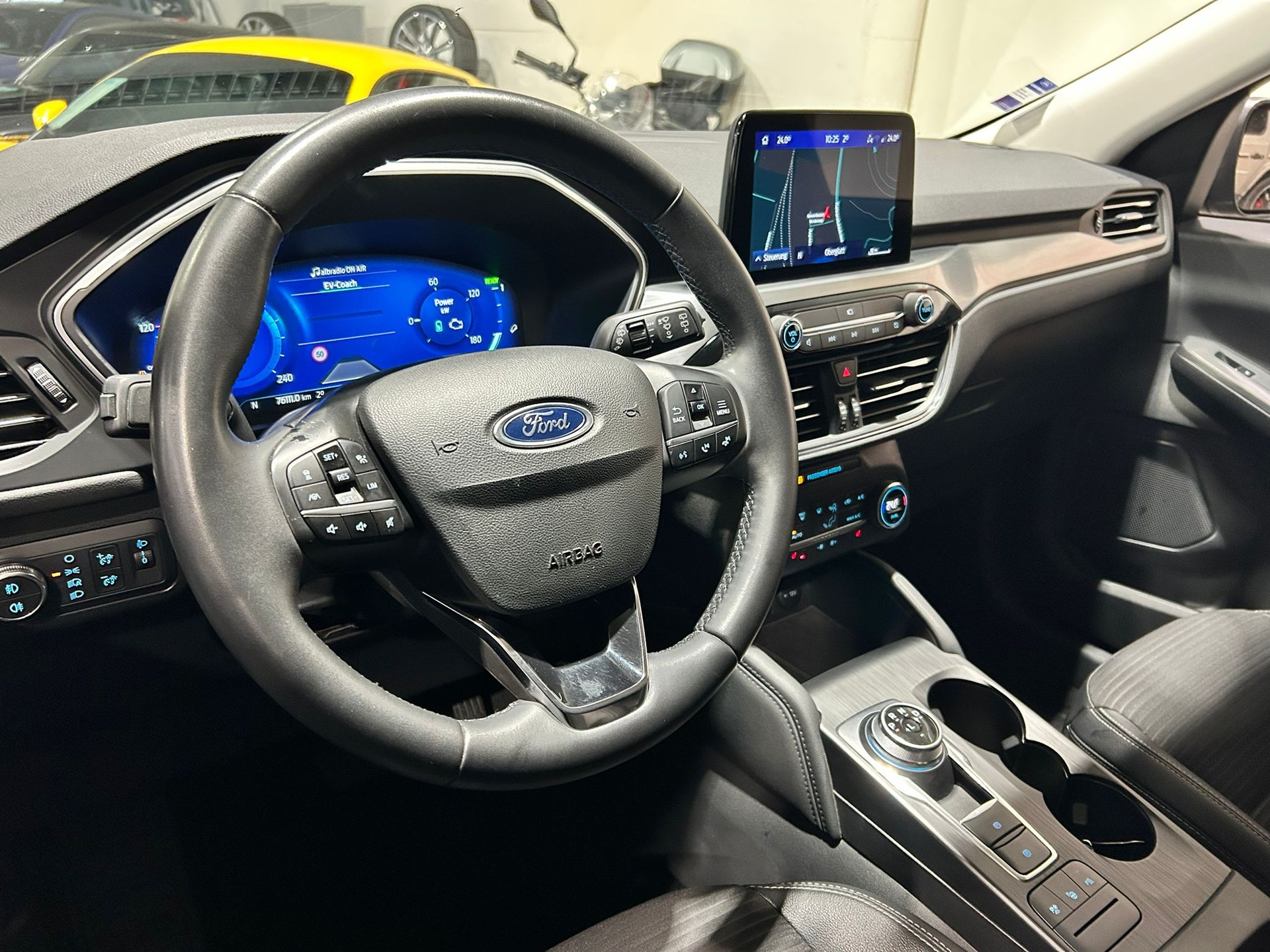FORD Kuga 2.5 Hybrid Titanium X 4x4-image-18