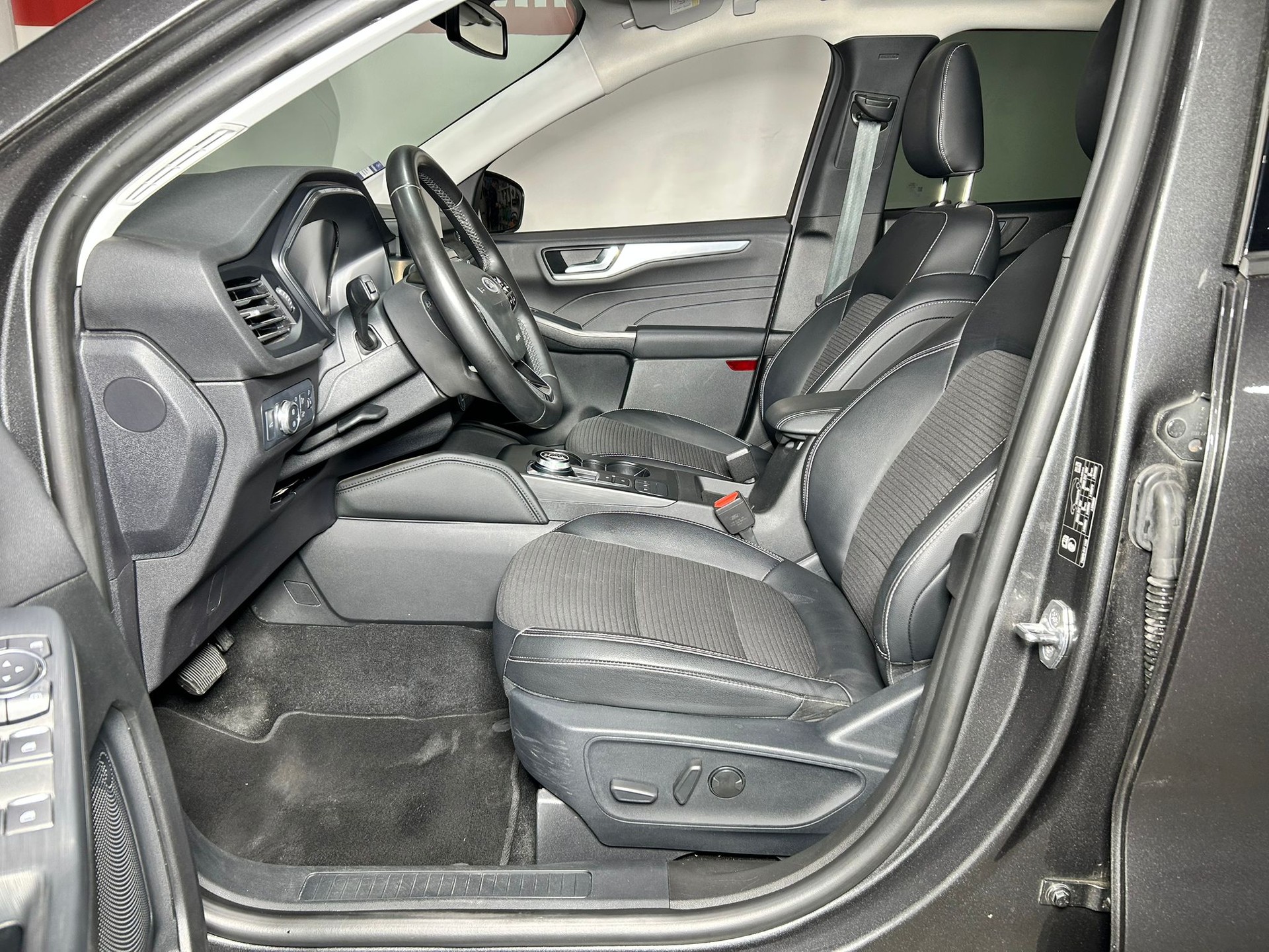 FORD Kuga 2.5 Hybrid Titanium X 4x4-image-8