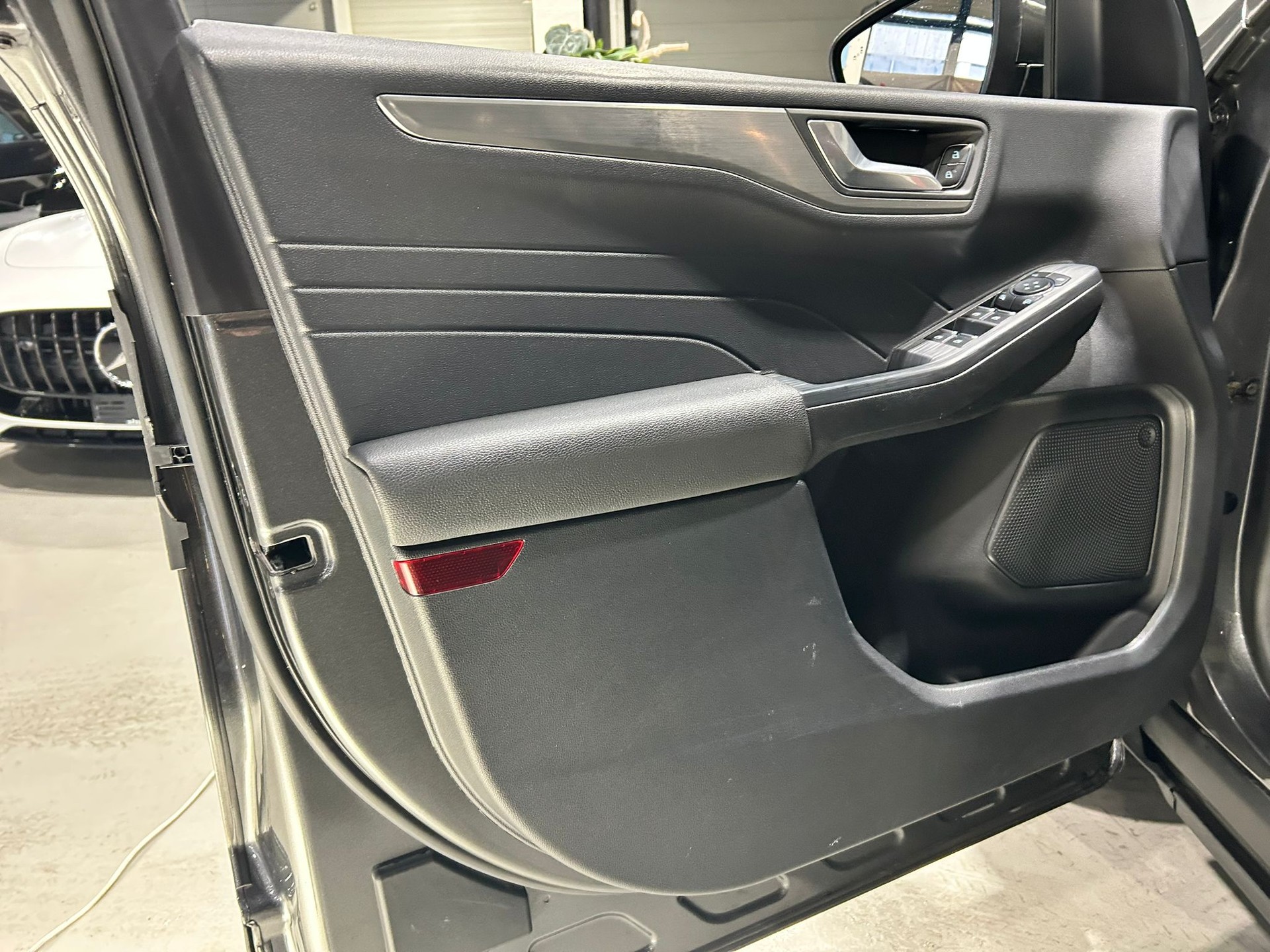 FORD Kuga 2.5 Hybrid Titanium X 4x4-image-17