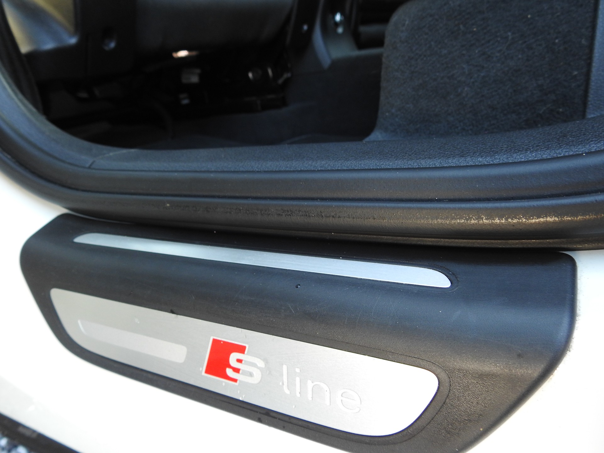AUDI Q3 2.0 TDI quattro S-tronic S-Line-image-15