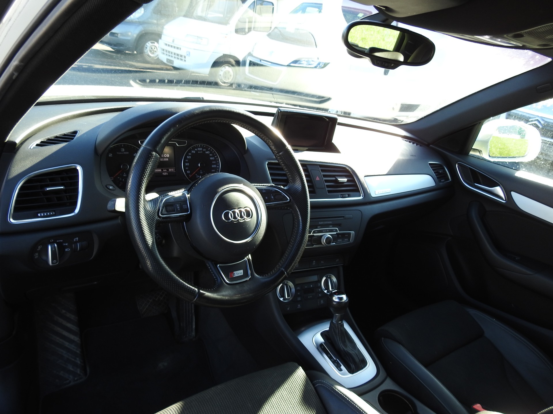AUDI Q3 2.0 TDI quattro S-tronic S-Line-image-11