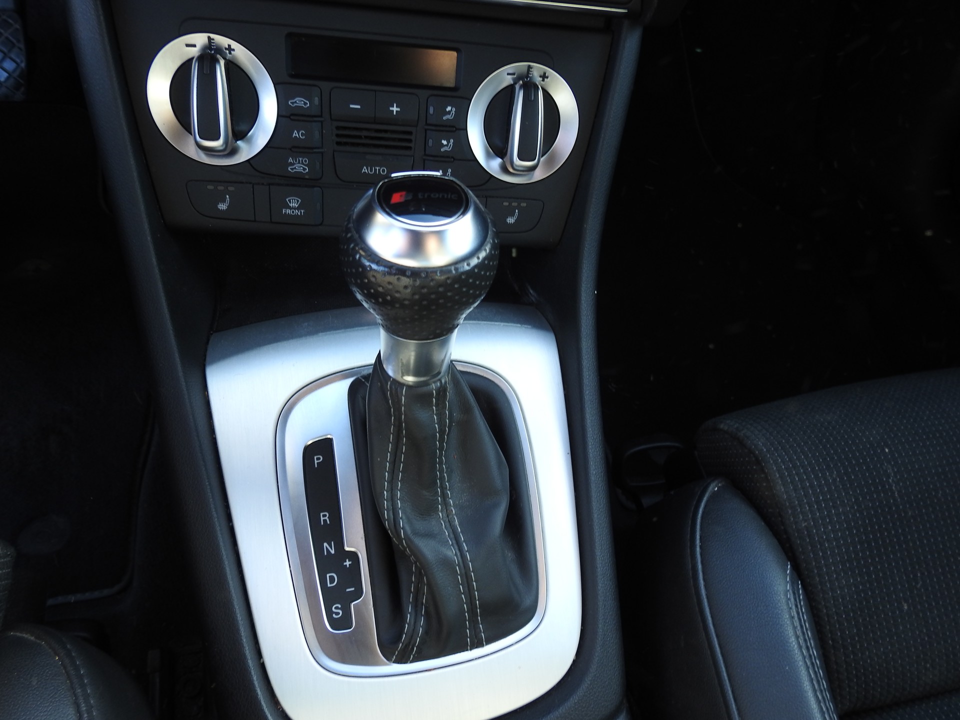 AUDI Q3 2.0 TDI quattro S-tronic S-Line-image-19