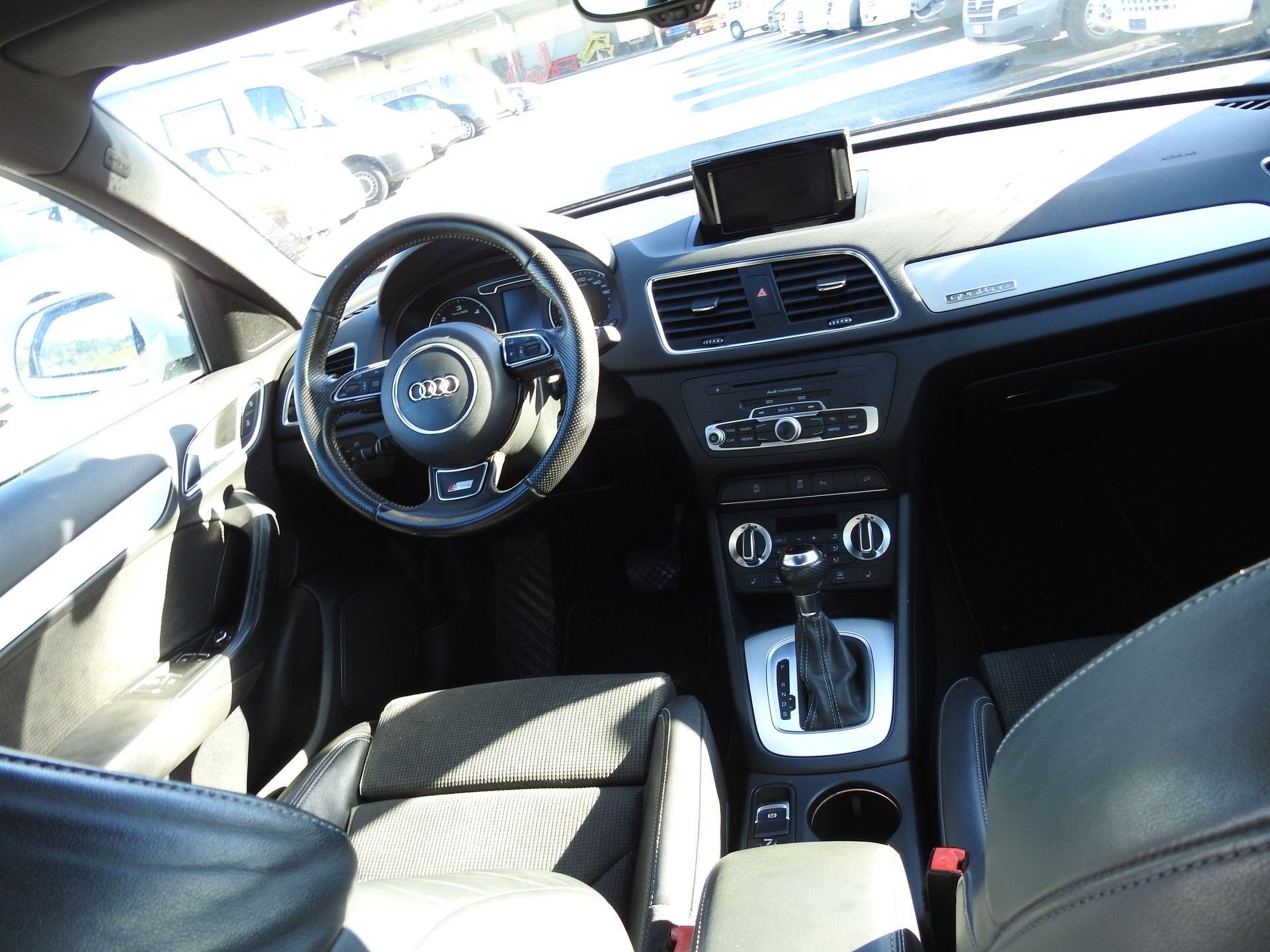 AUDI Q3 2.0 TDI quattro S-tronic S-Line-image-18