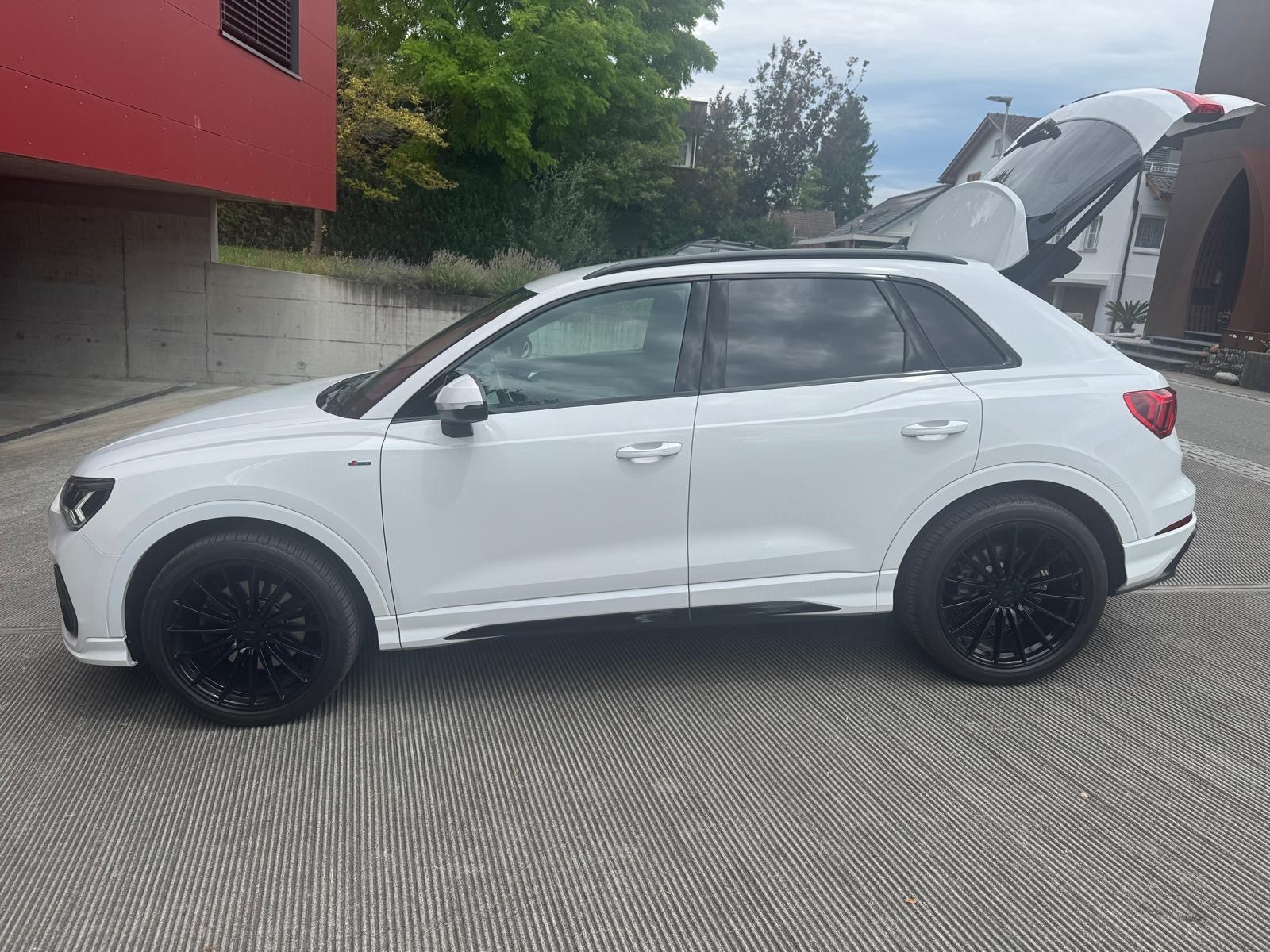 AUDI Q3 40 TFSI S line quattro S-tronic-image-2