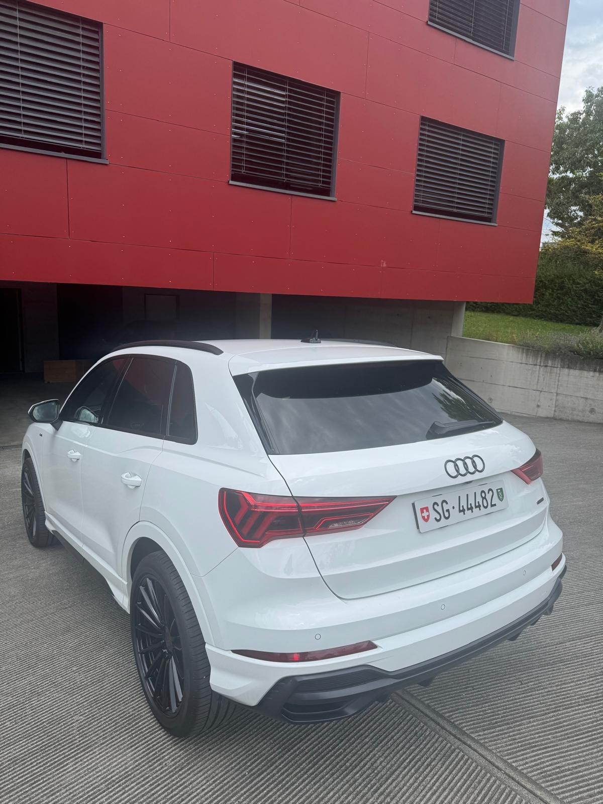 AUDI Q3 40 TFSI S line quattro S-tronic-image-1