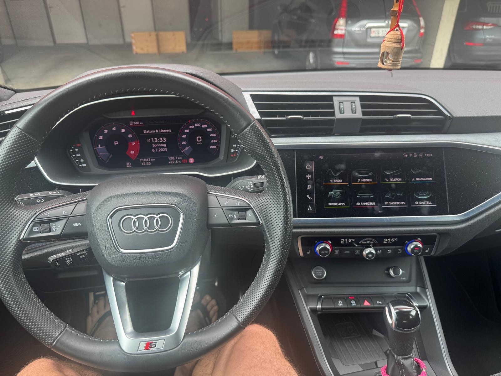 AUDI Q3 40 TFSI S line quattro S-tronic-image-3