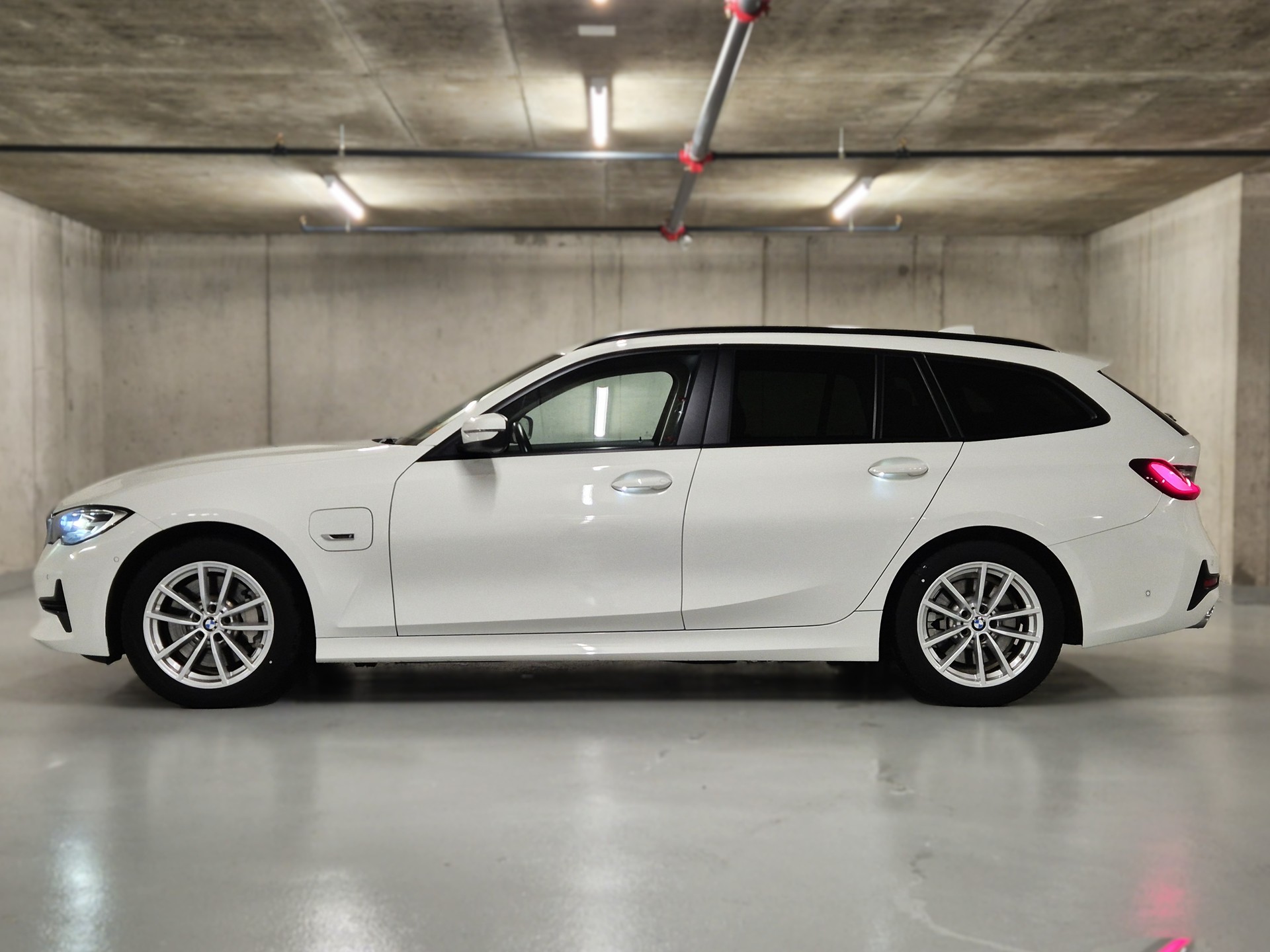 BMW 330e Touring Steptronic-showroom-element-2