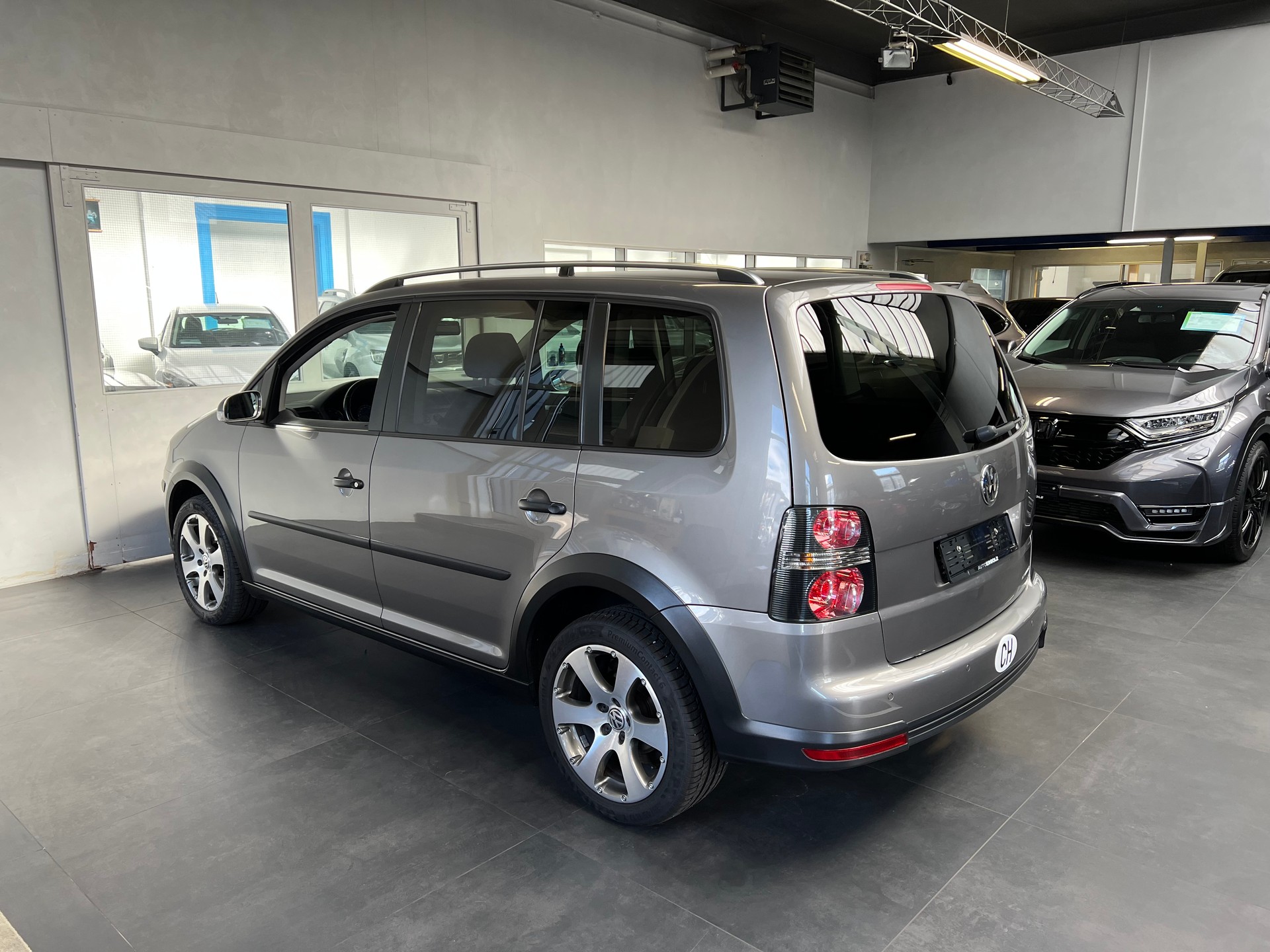 VW CrossTouran 2.0 TDI DSG-image-1