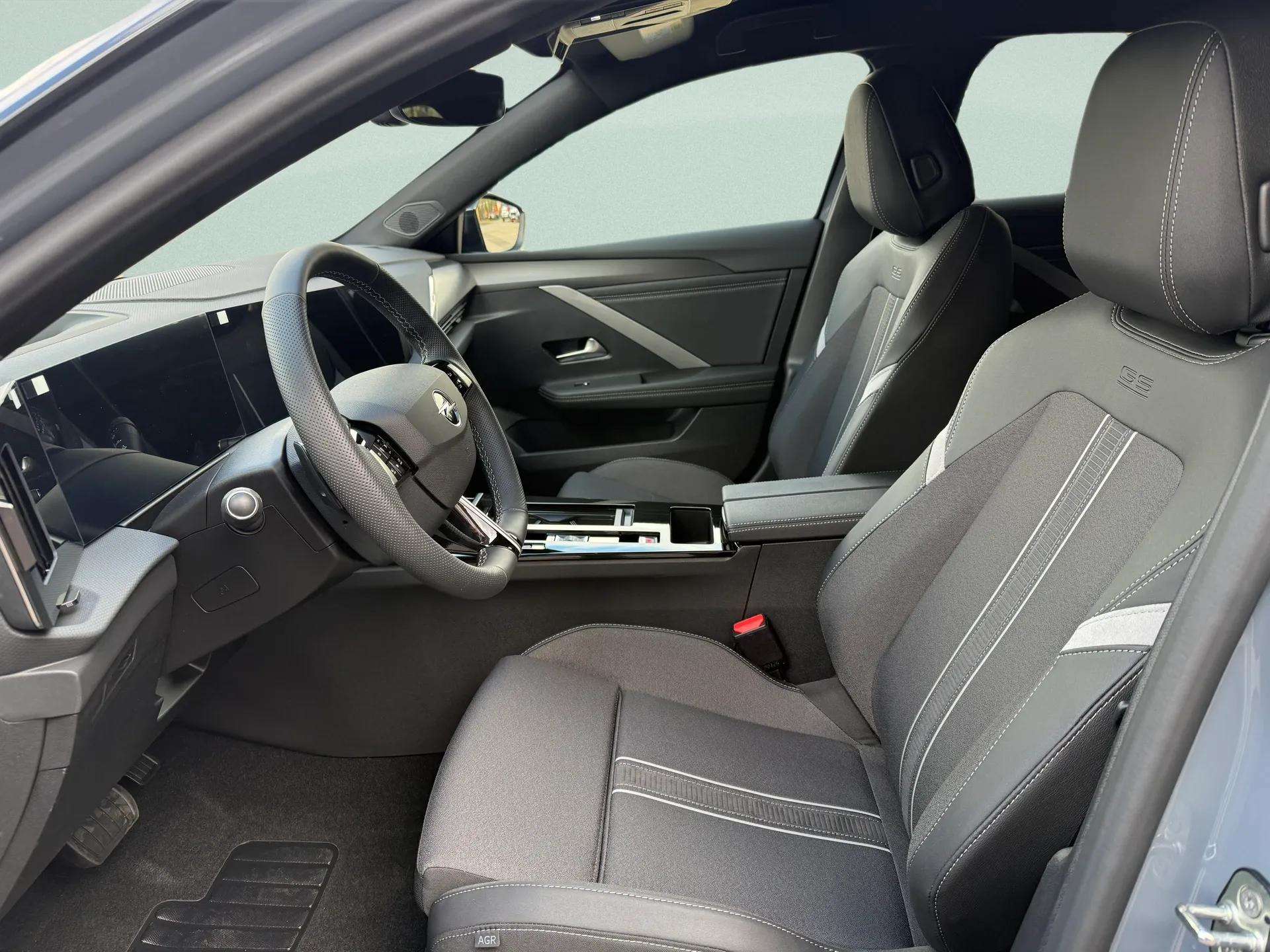 OPEL Astra Sports Tourer 1.2i Turbo GS A-image-10