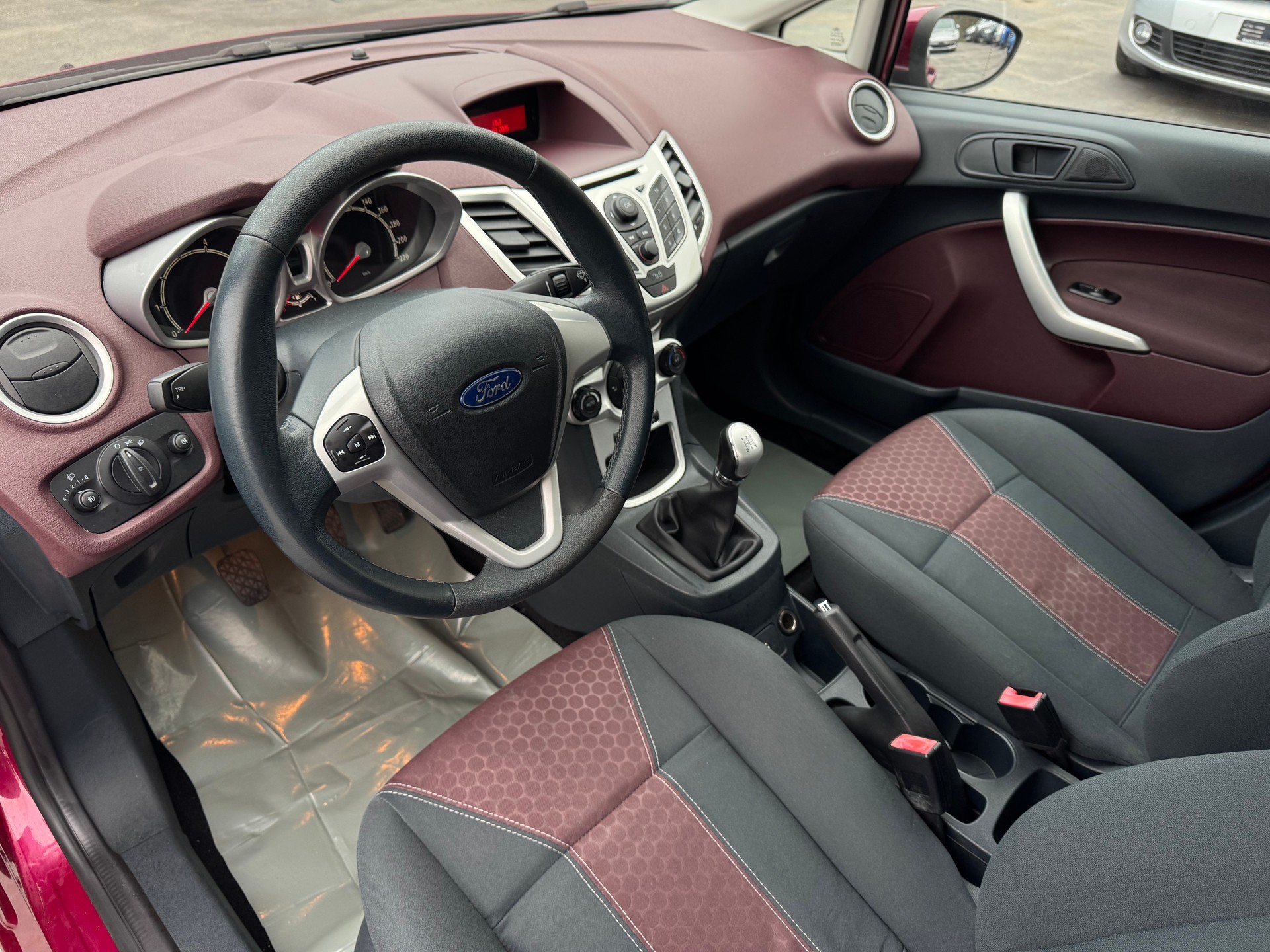 FORD Fiesta 1.4 16V Titanium-image-9