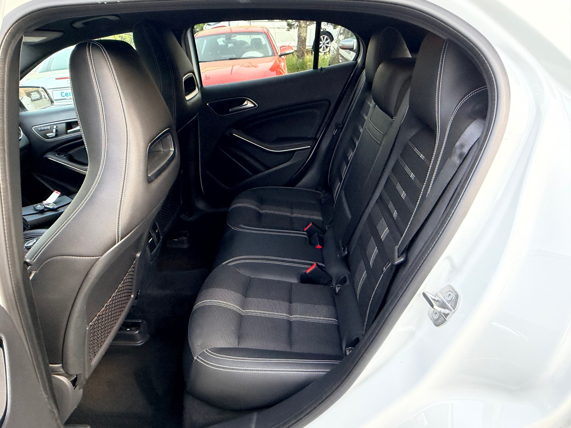 MERCEDES-BENZ GLA 200 Night Star 7G-DCT-image-15