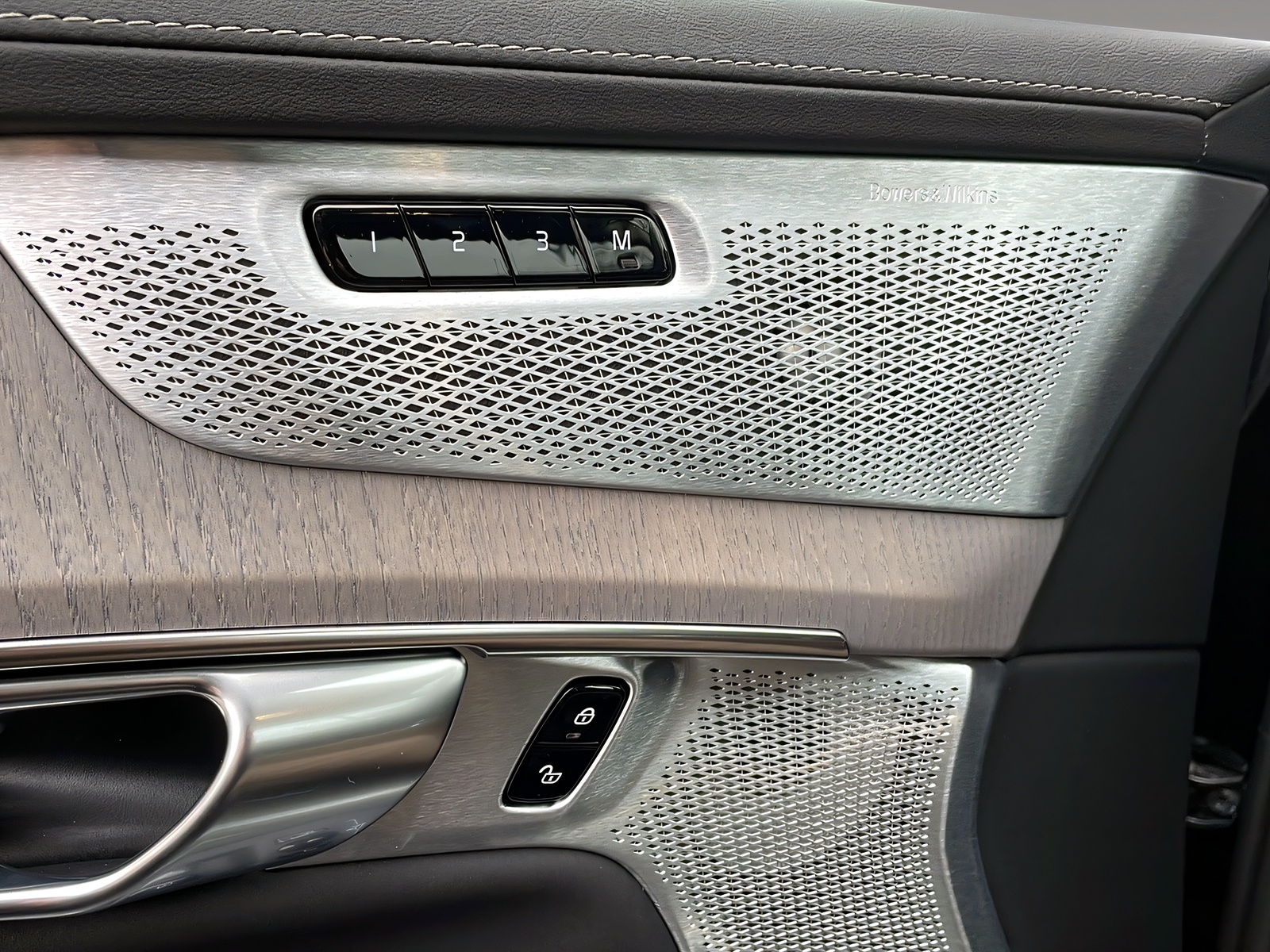 VOLVO XC90 XCLUSIVE 2.0 T8 TE Ultra Dark eAWD XCLUSIVE-image-15