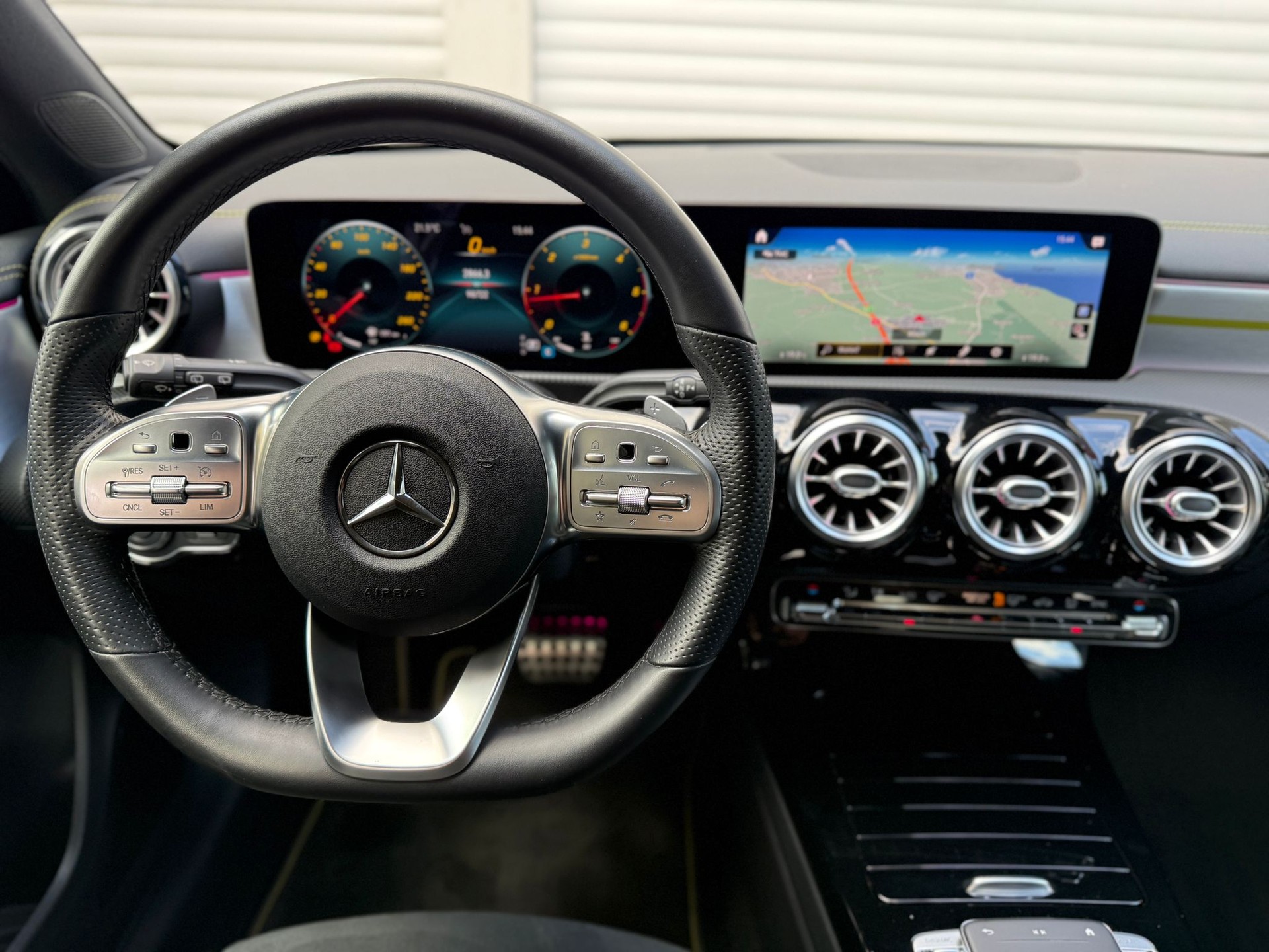 MERCEDES-BENZ A 200 d AMG Line Edition-image-12