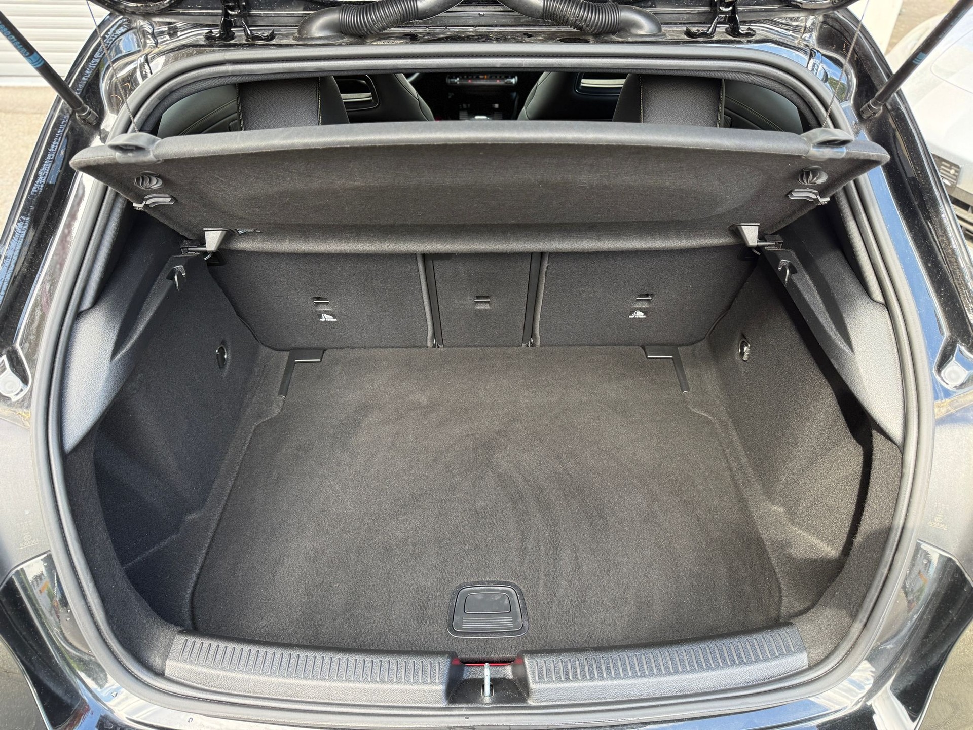 MERCEDES-BENZ A 200 d AMG Line Edition-image-25
