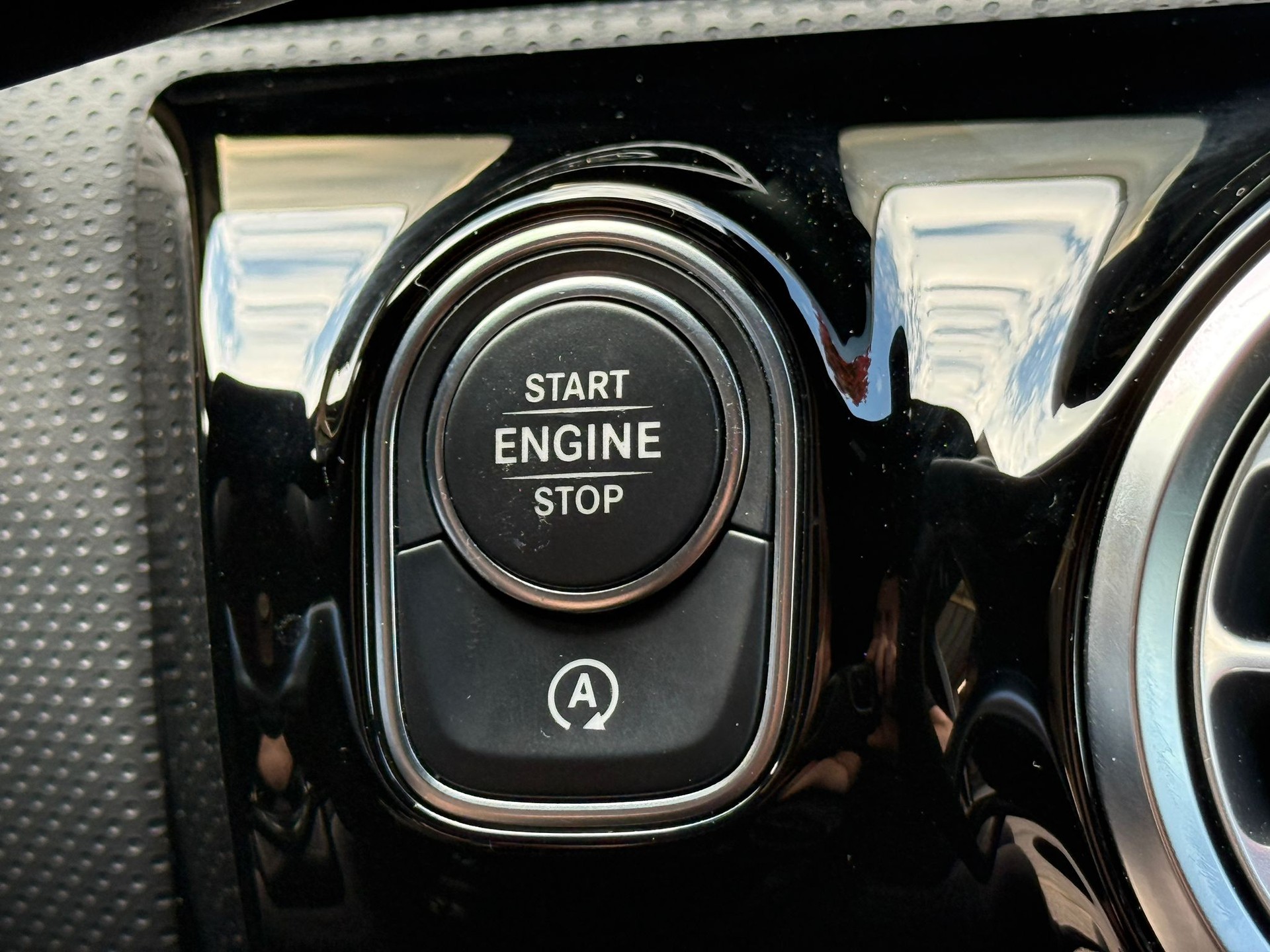 MERCEDES-BENZ A 200 d AMG Line Edition-image-23