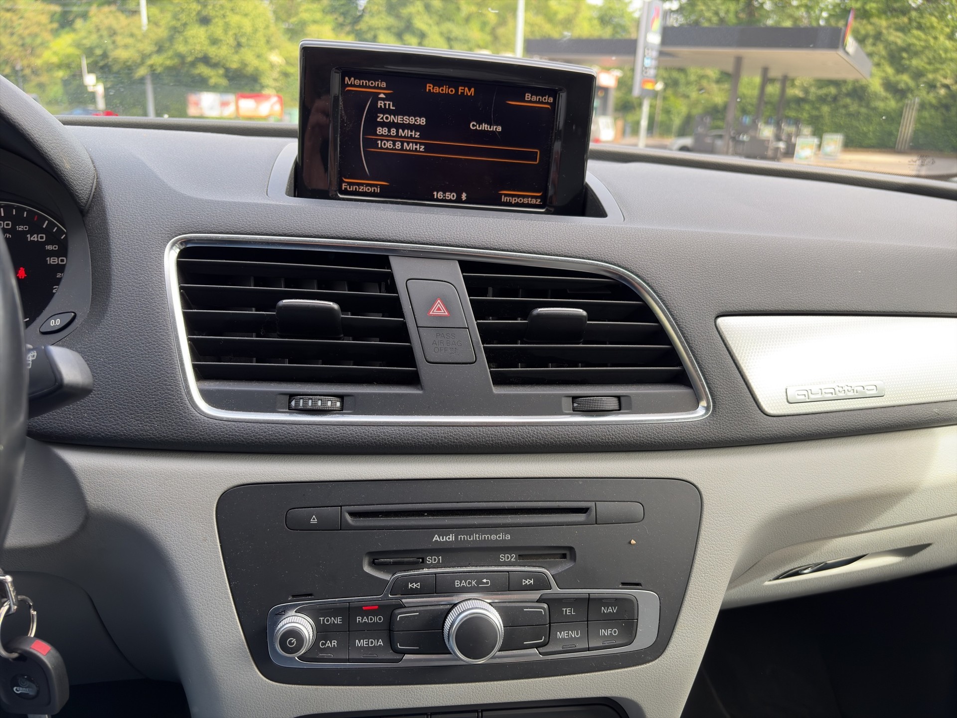 AUDI Q3 2.0 TDI quattro S-tronic-image-6