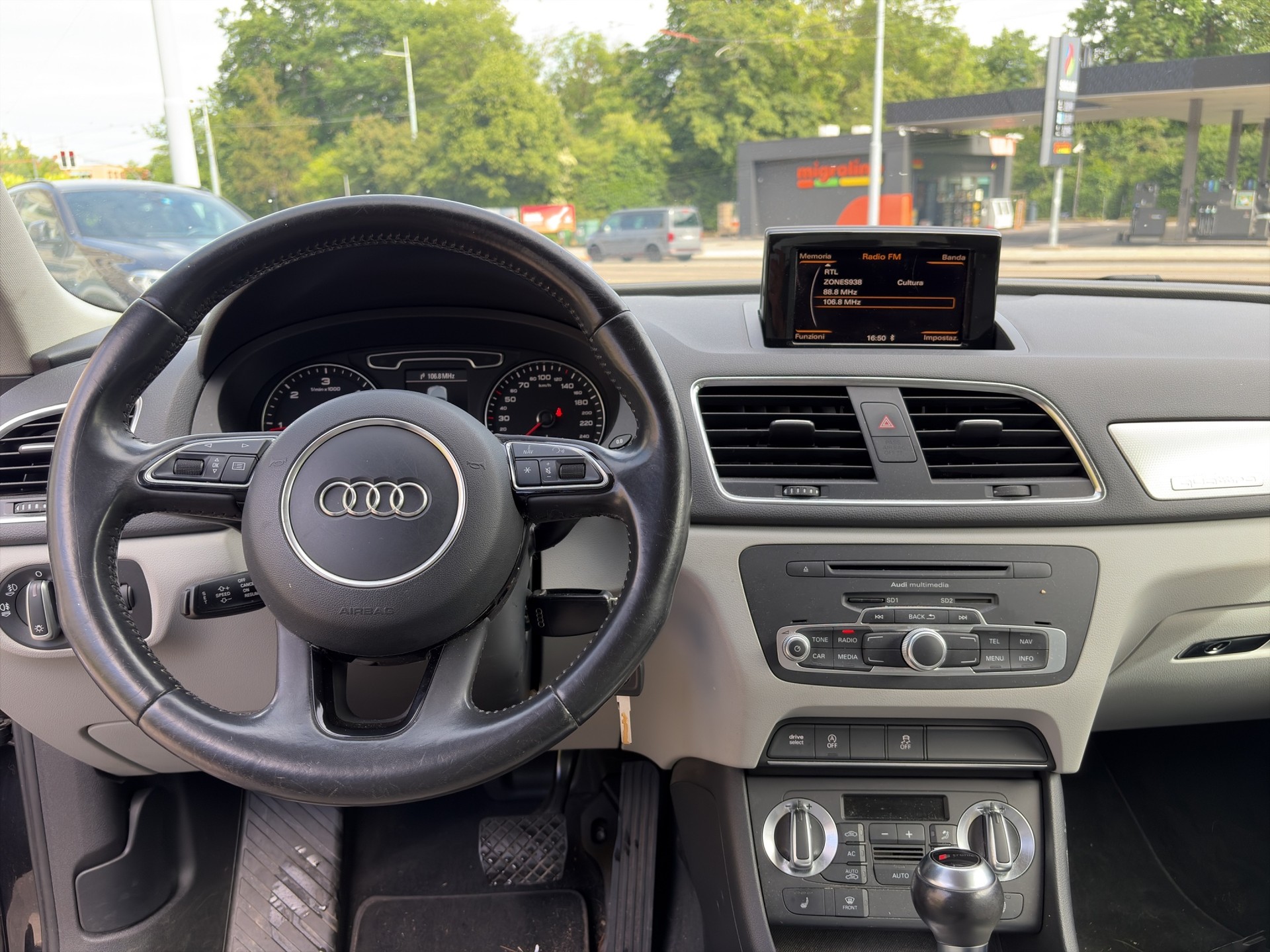 AUDI Q3 2.0 TDI quattro S-tronic-image-5