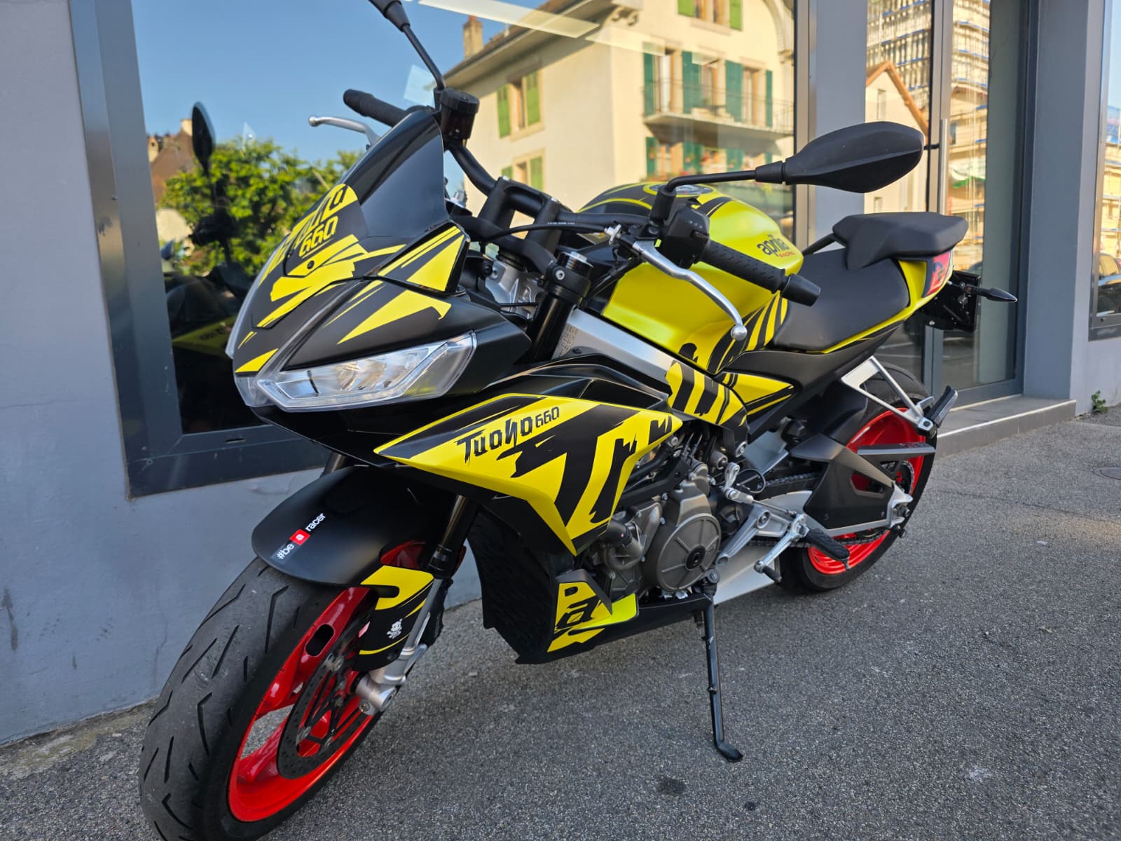 APRILIA Tuono 660-showroom-element-3