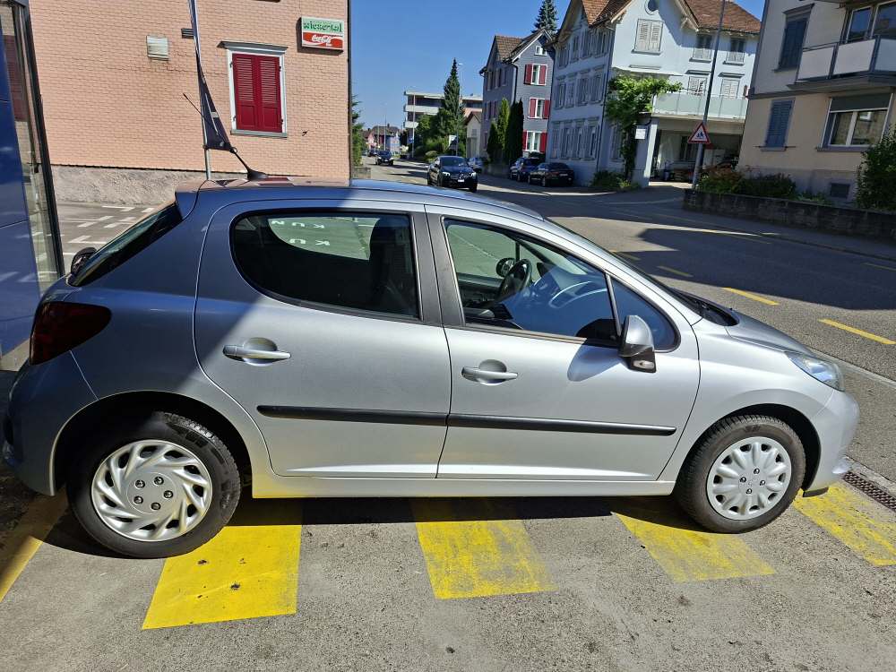 PEUGEOT 207 1.4 16V 95 Millesim 200-image-5