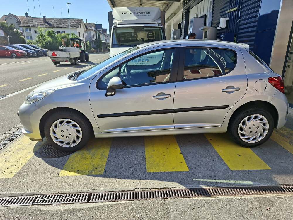 PEUGEOT 207 1.4 16V 95 Millesim 200-image-3