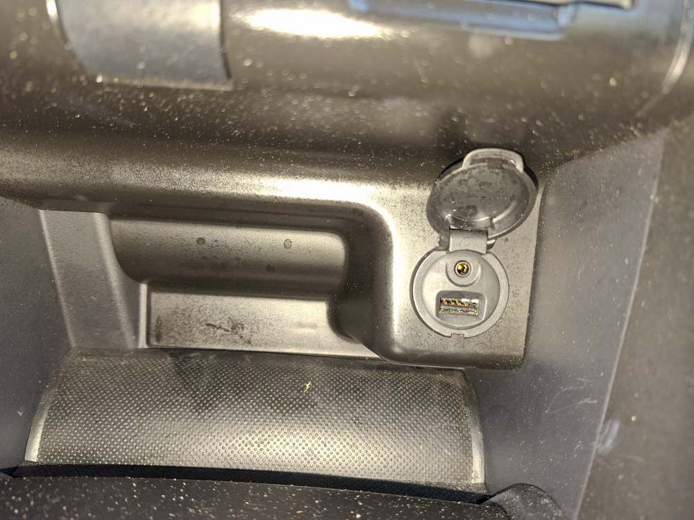 PEUGEOT 207 1.4 16V 95 Millesim 200-image-12