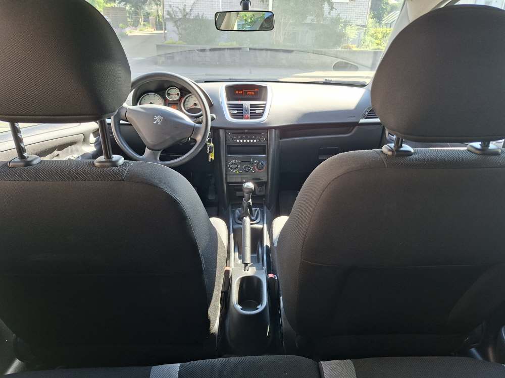 PEUGEOT 207 1.4 16V 95 Millesim 200-image-9
