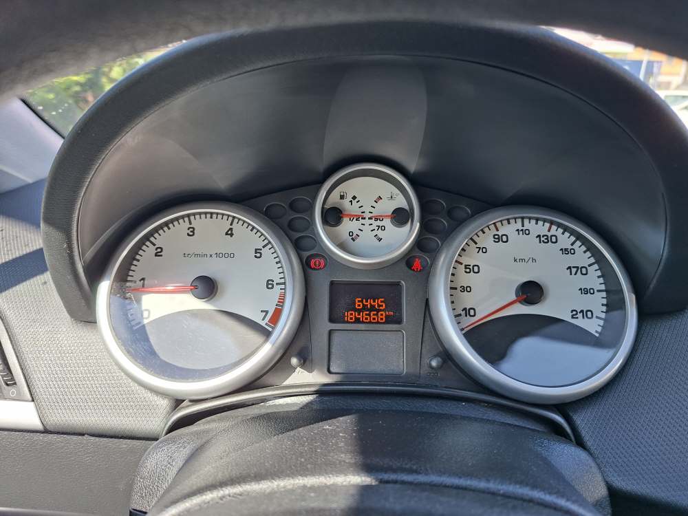 PEUGEOT 207 1.4 16V 95 Millesim 200-image-10