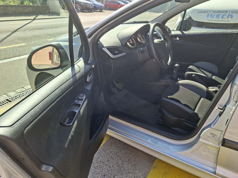 PEUGEOT 207 1.4 16V 95 Millesim 200-image-8