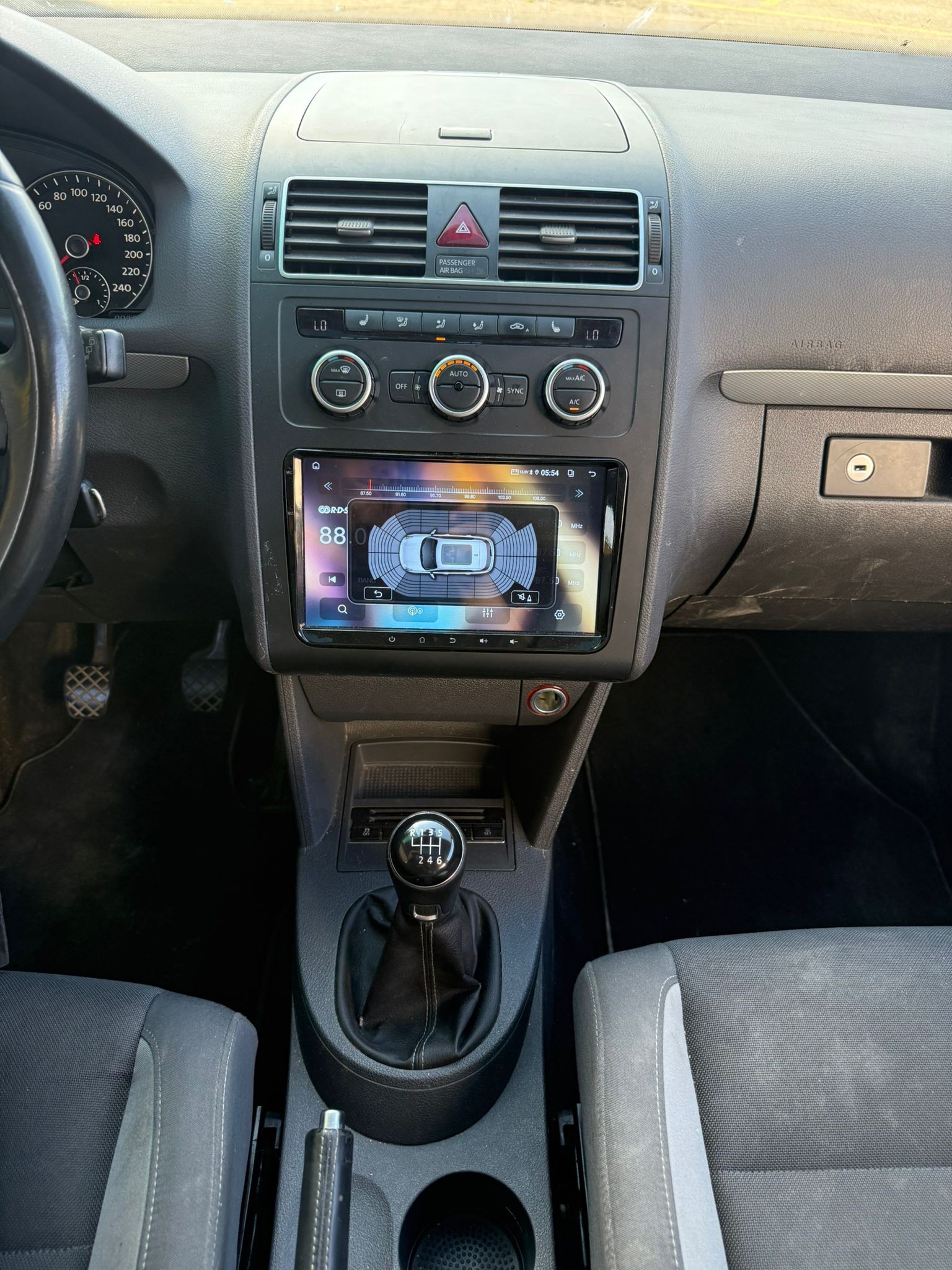 VW Touran 1.2 TSI BlueMotion Technology Trendline-image-9