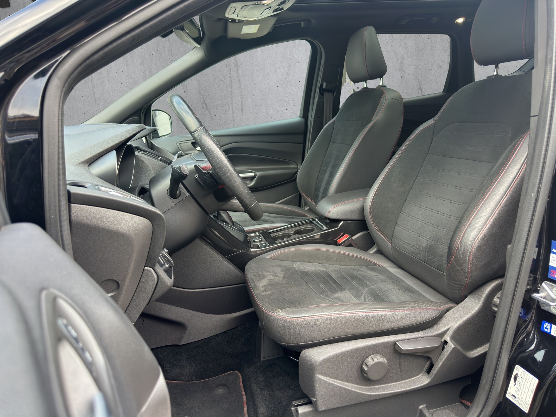 FORD Kuga 2.0 TDCi 150 ST-Line FPS-image-10