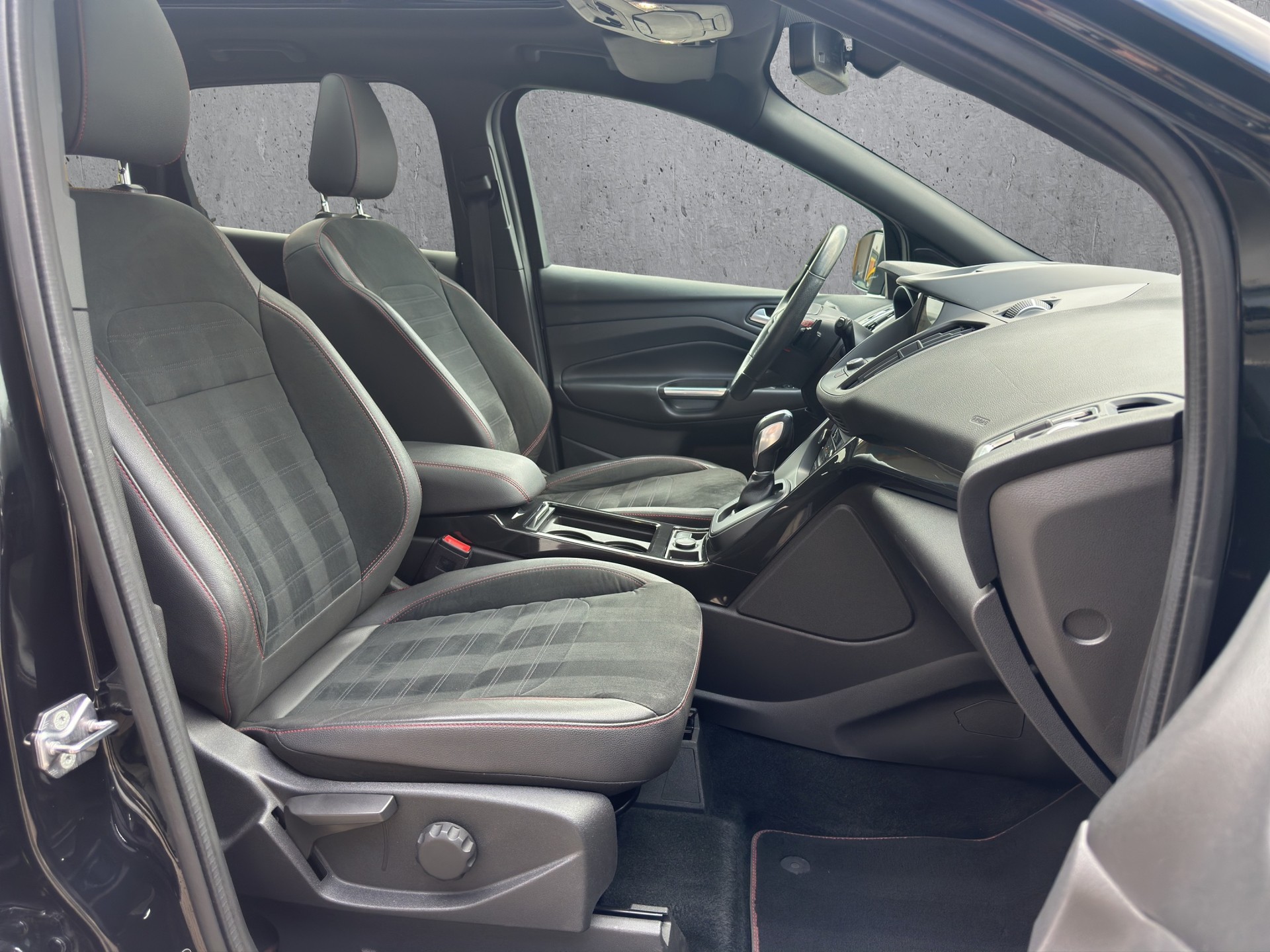 FORD Kuga 2.0 TDCi 150 ST-Line FPS-image-11