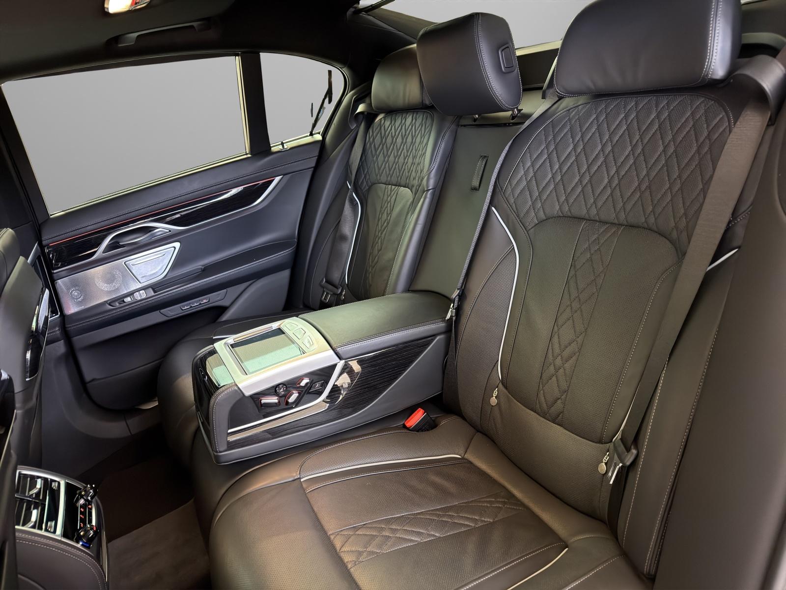 BMW 750i xDrive M-SportPaket-image-17