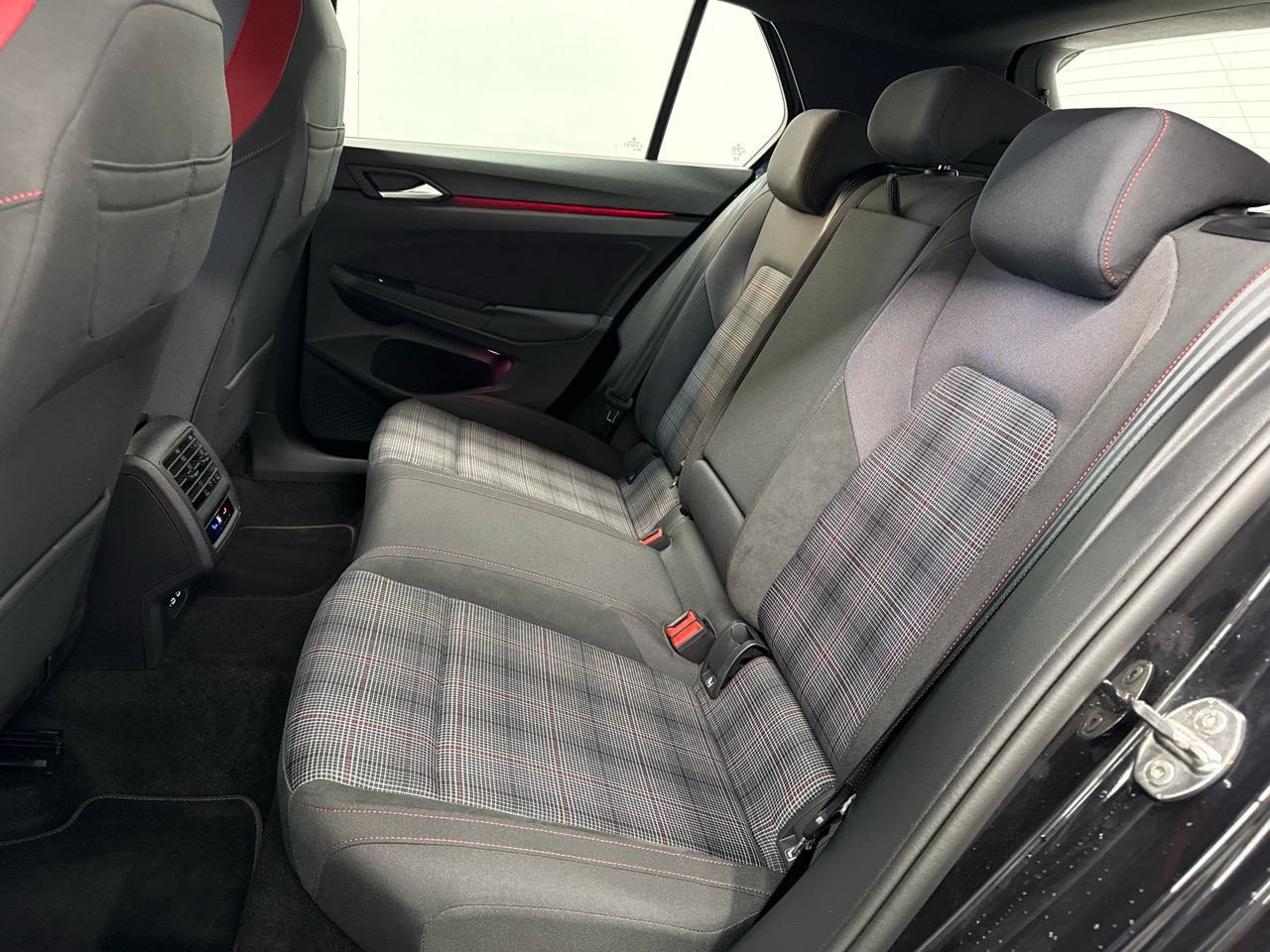 VW Golf 2.0 TSI GTI Black Style Edition-image-11