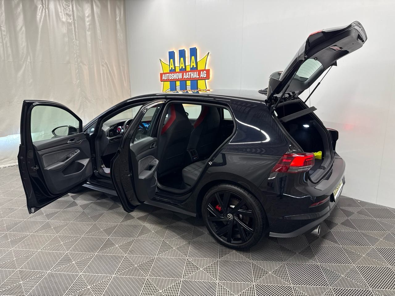 VW Golf 2.0 TSI GTI Black Style Edition-image-12